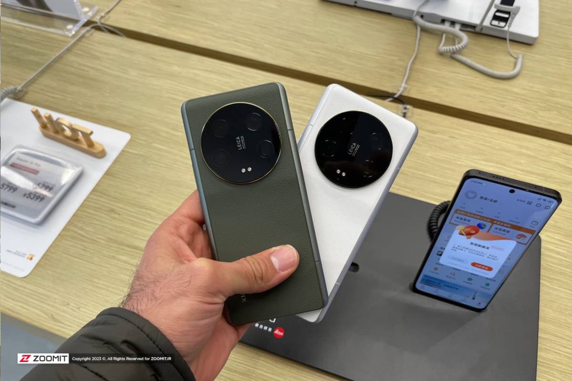 شیائومی ۱۳ اولترا در دو رنگ نمای پشتی