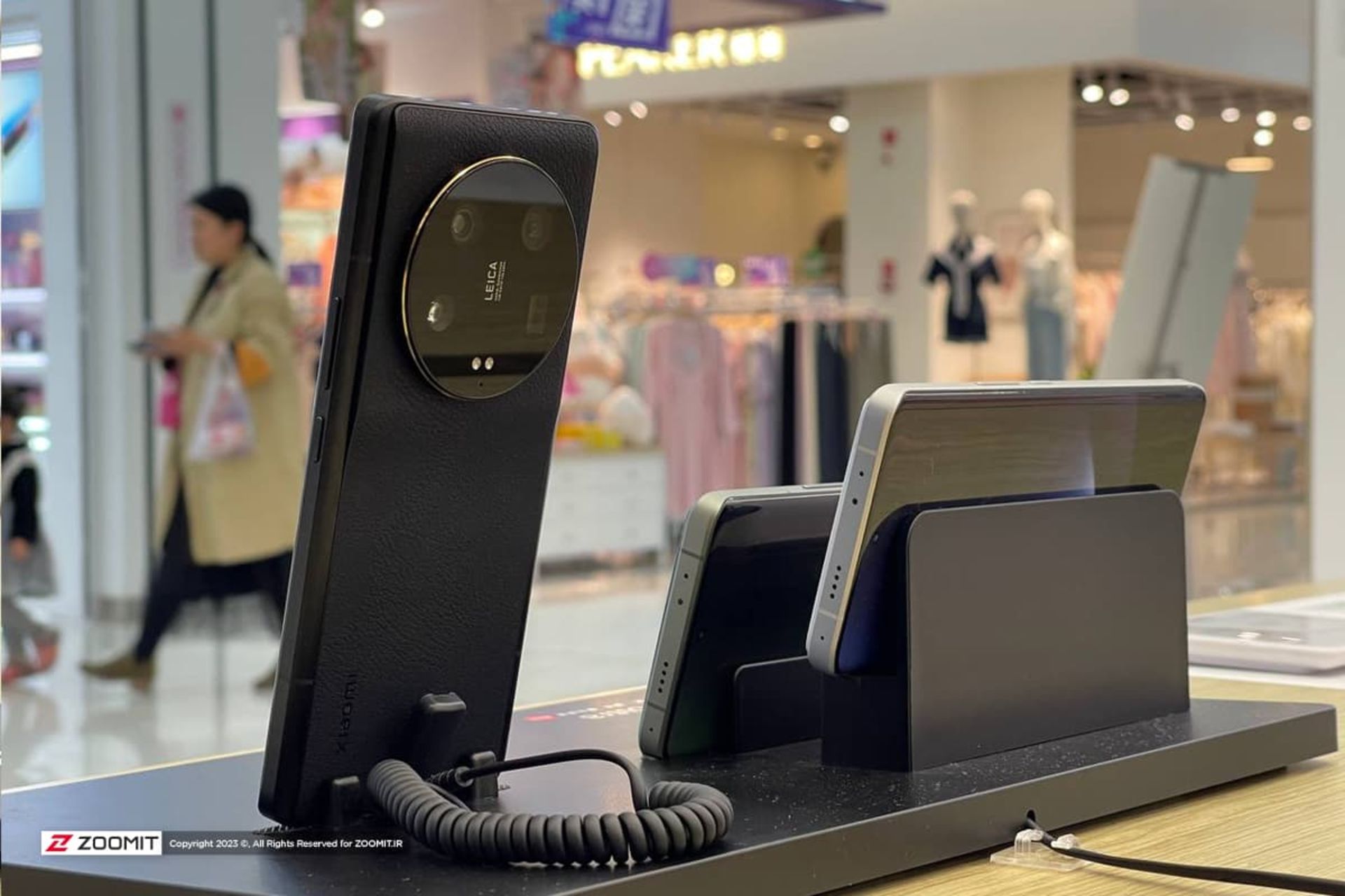 شیائومی ۱۳ اولترا در داخل فروشگاه چین