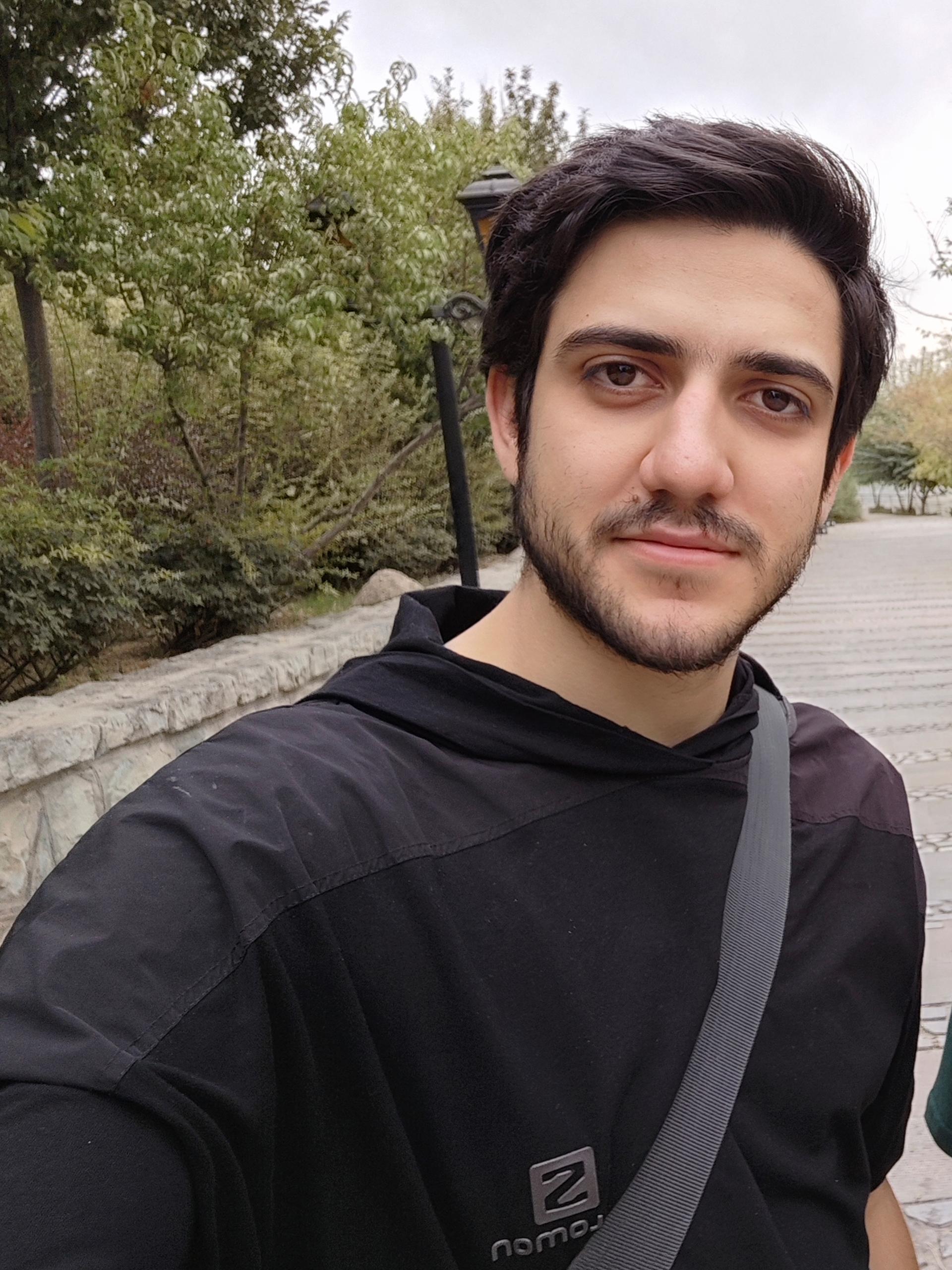 سلفی هادی با شیائومی ۱۳ اولترا در پارک