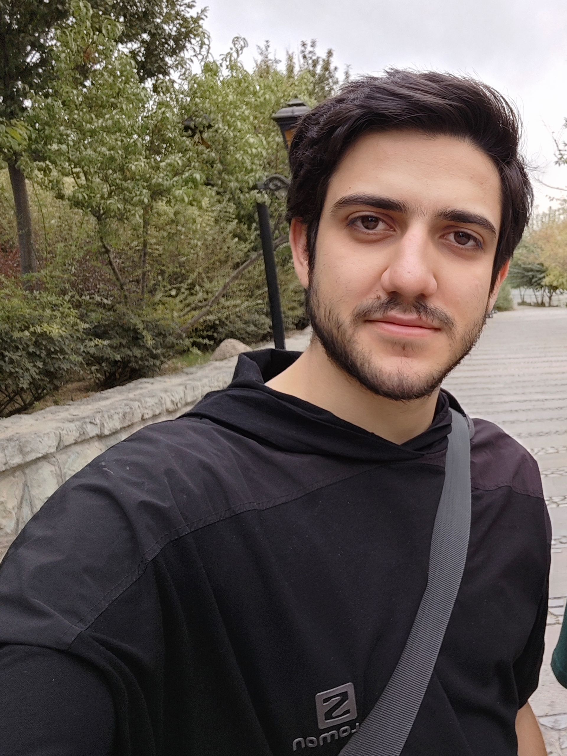 سلفی هادی با شیائومی ۱۳ اولترا در پارک