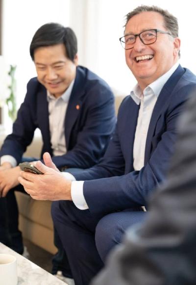 مدل واقعی شیائومی ۱۳ اولترا در دست مدیران شیائومی و لایکا