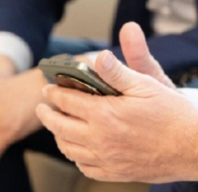 مدل واقعی شیائومی ۱۳ اولترا در دست مدیران شیائومی و لایکا