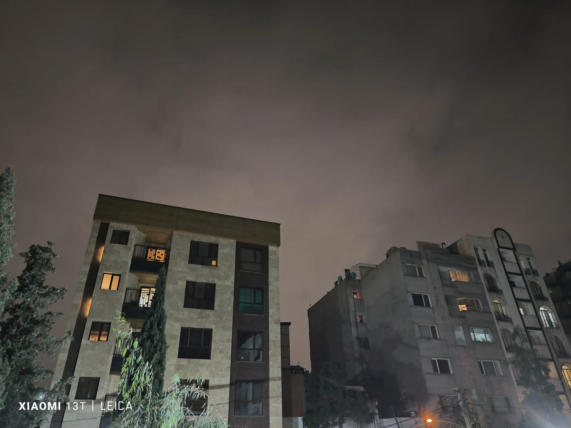 عکسی از نمای بیرون ساختمان در شب ابری