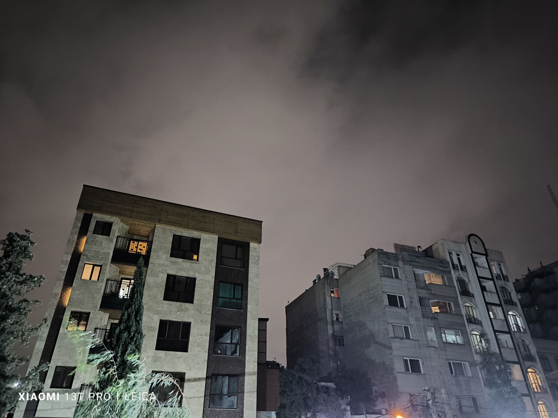 عکسی از نمای بیرون ساختمان در شب ابری
