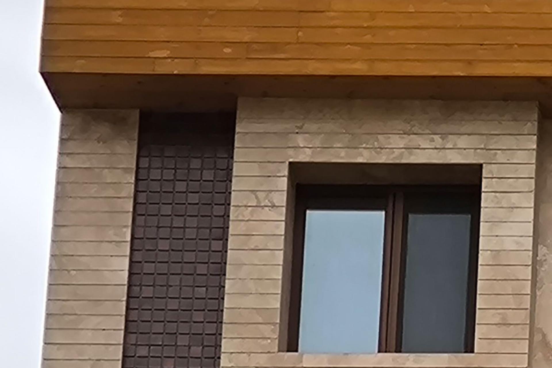 بخشی از پنجره و تاج ساختمان کرمی