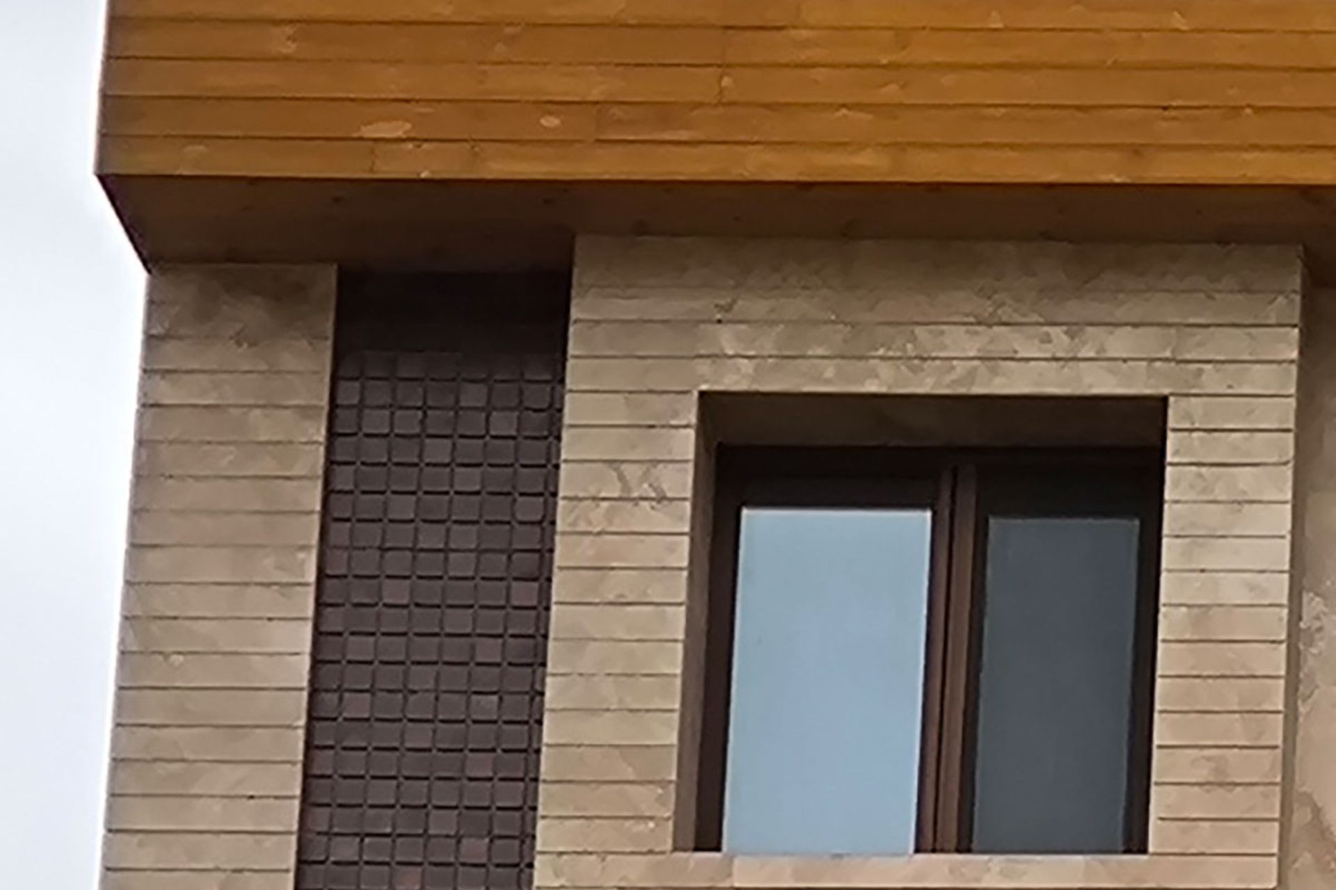 بخشی از پنجره و تاج ساختمان کرمی