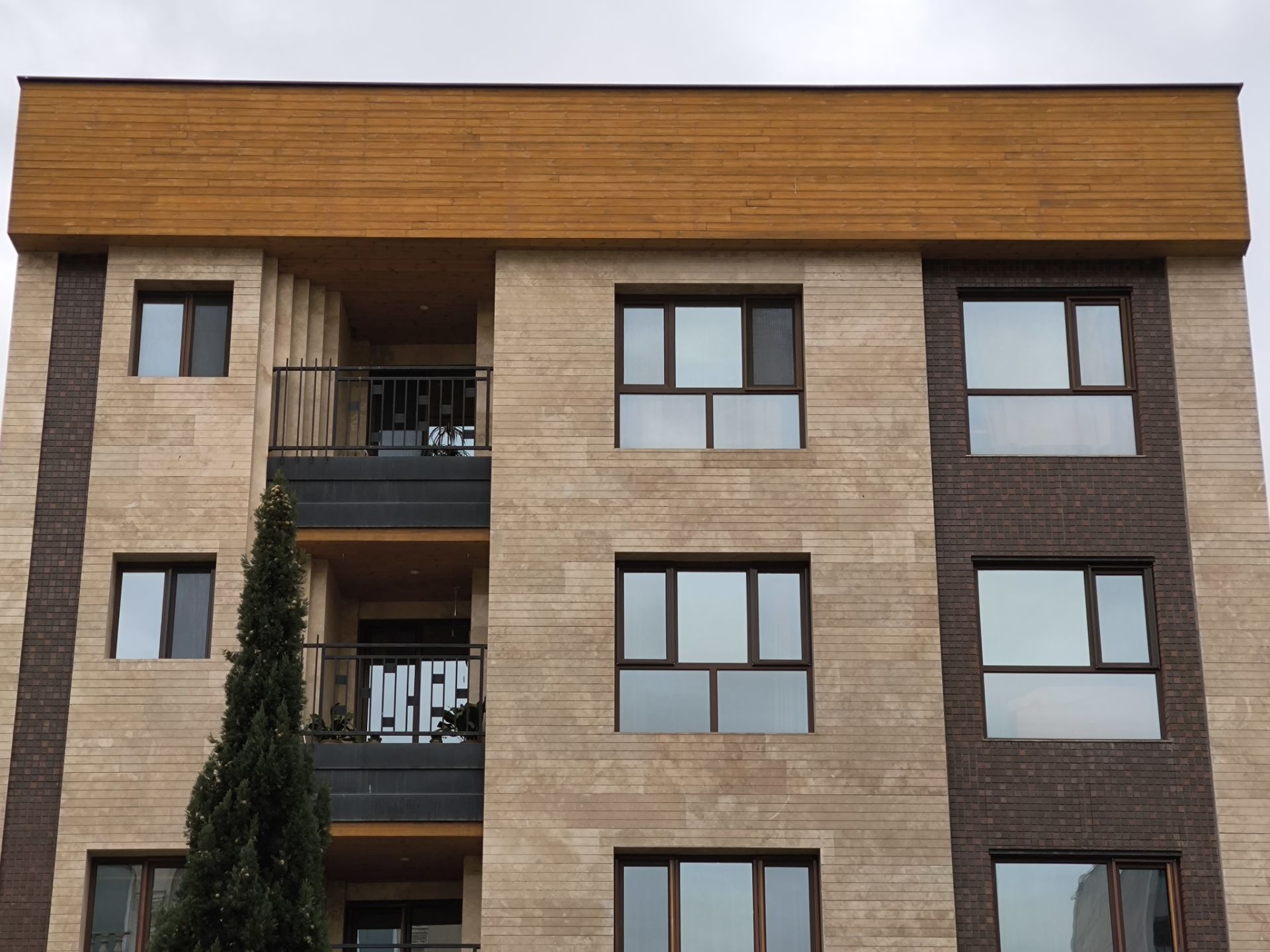 ساختمان کرمی با تاج چوبی