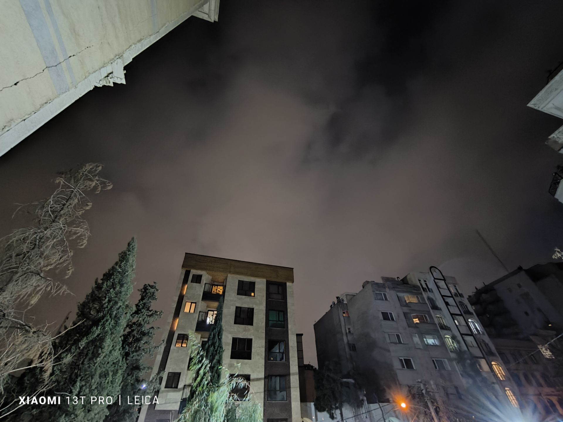 سه ساختمان در تاریکی