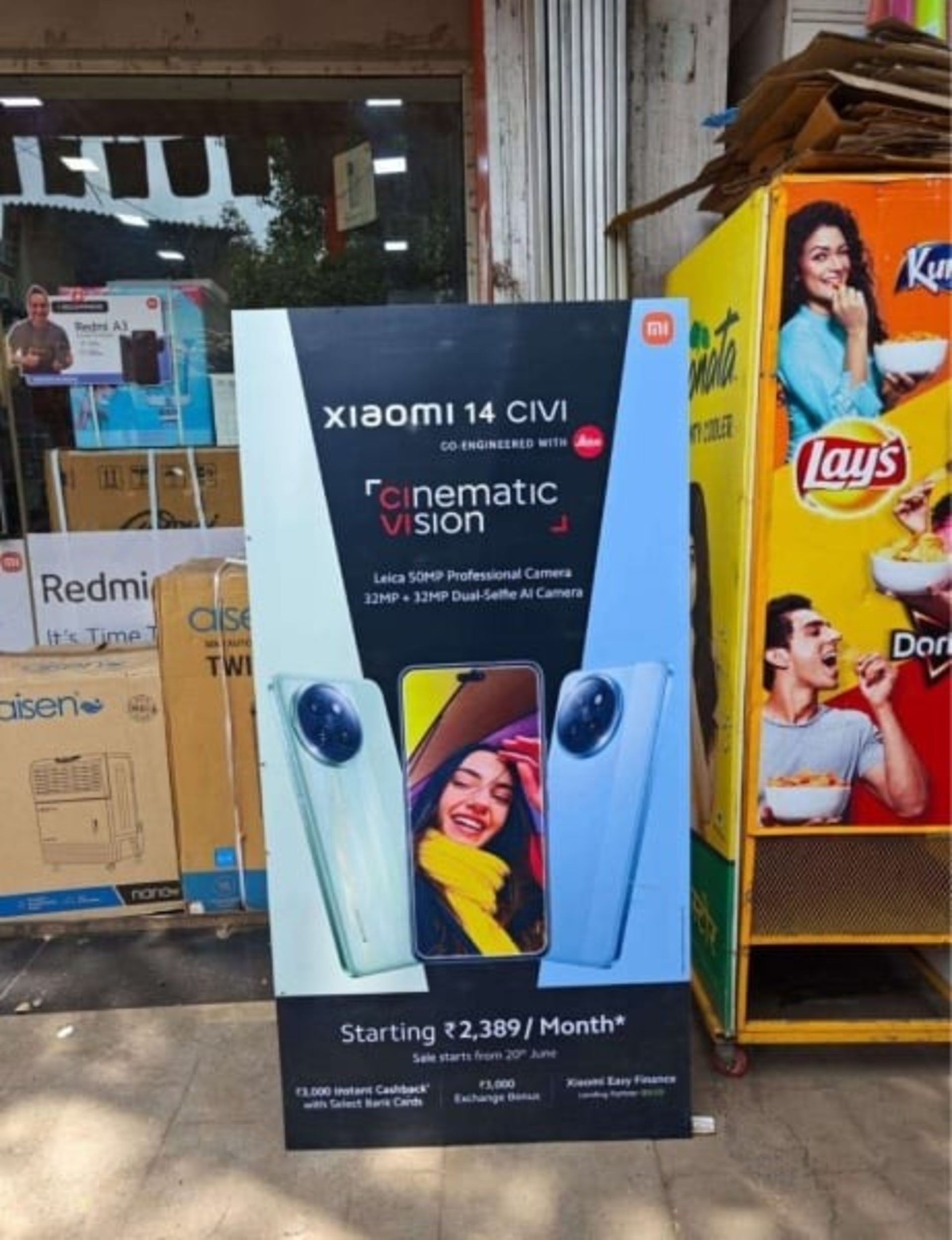 پوستر تبلیغاتی شیائومی ۱۴ سیوی در کنار یک فروشگاه