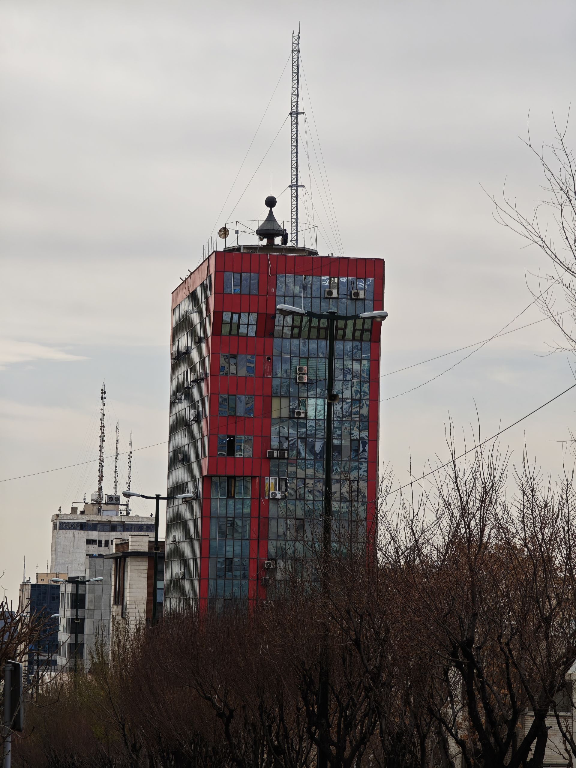 برج قرمز و خاکستری در خیابان جردن