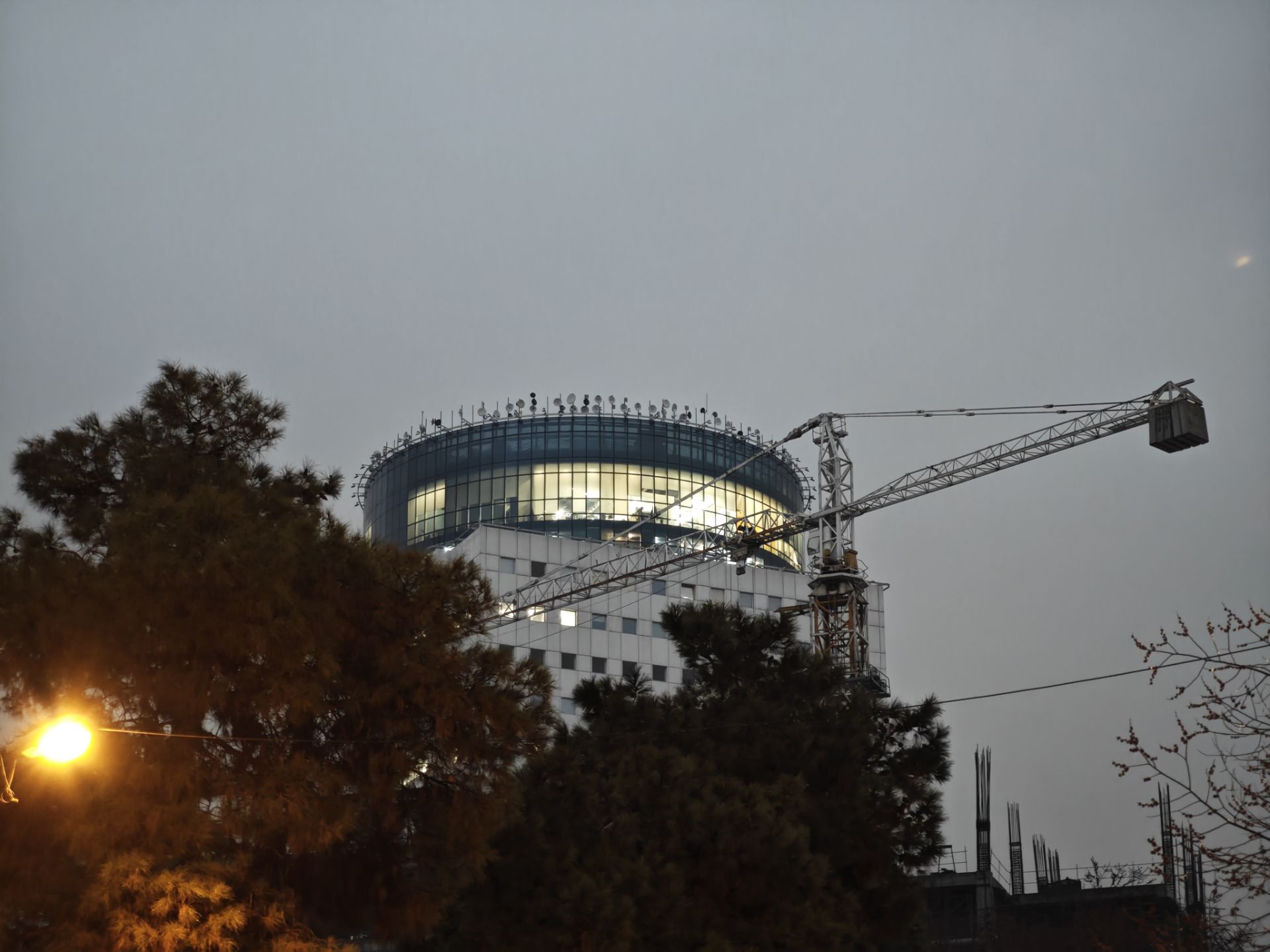 برج نگار در میان درختان ونک