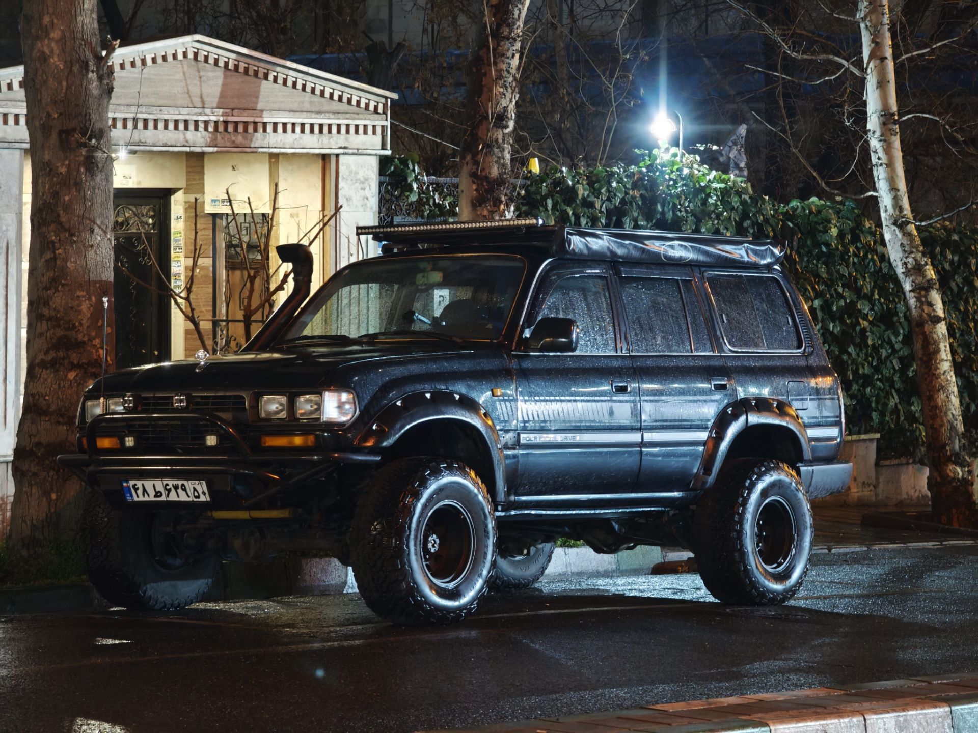 شاسی‌بلند تویوتا به رنگ مشکی زیر باران