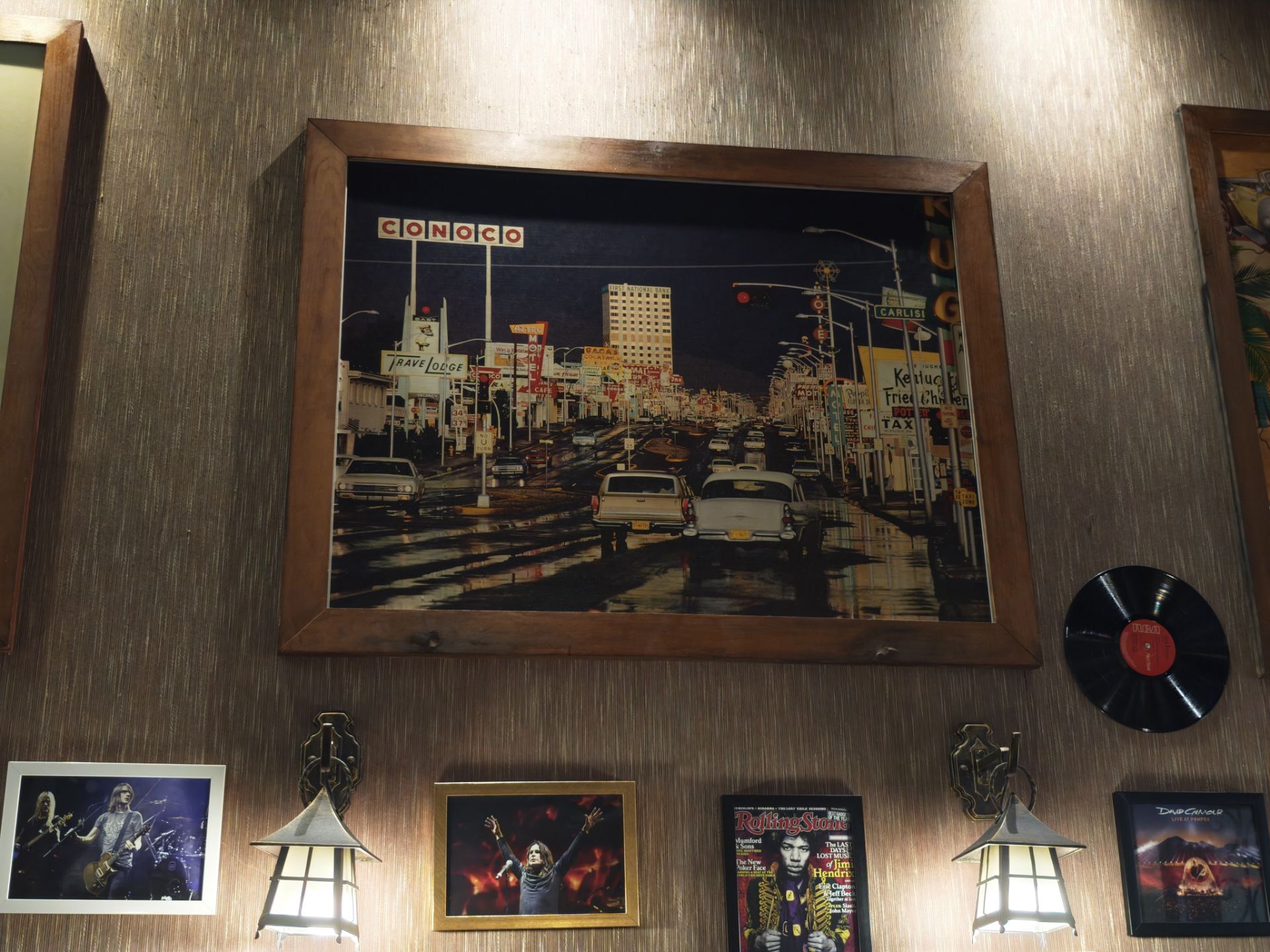 تابلوهای یک کافه با تم راک در ونک