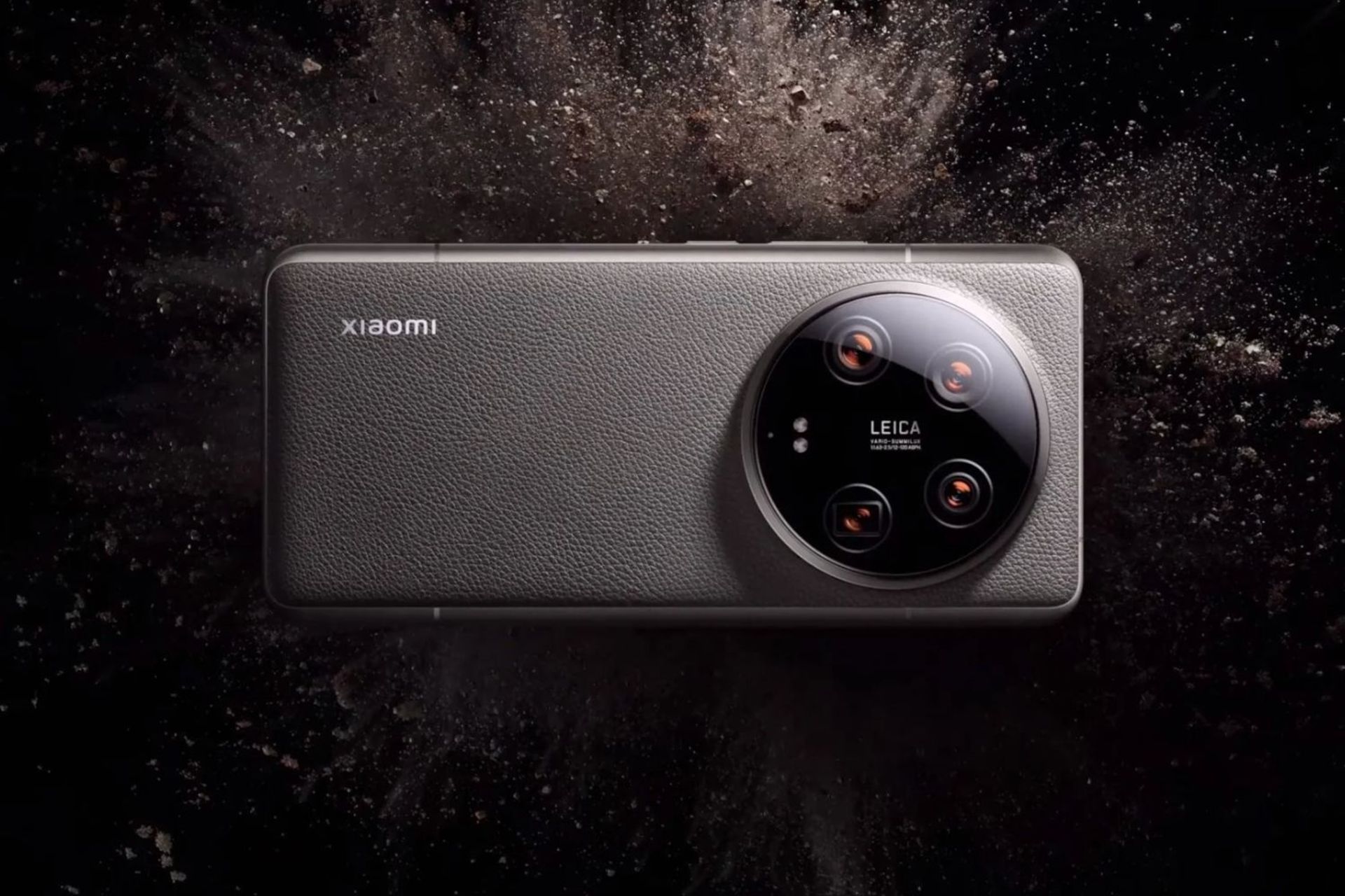 شیائومی ۱۴ اولترا مشکی از نمای پشت با بدنه تیتانیومی