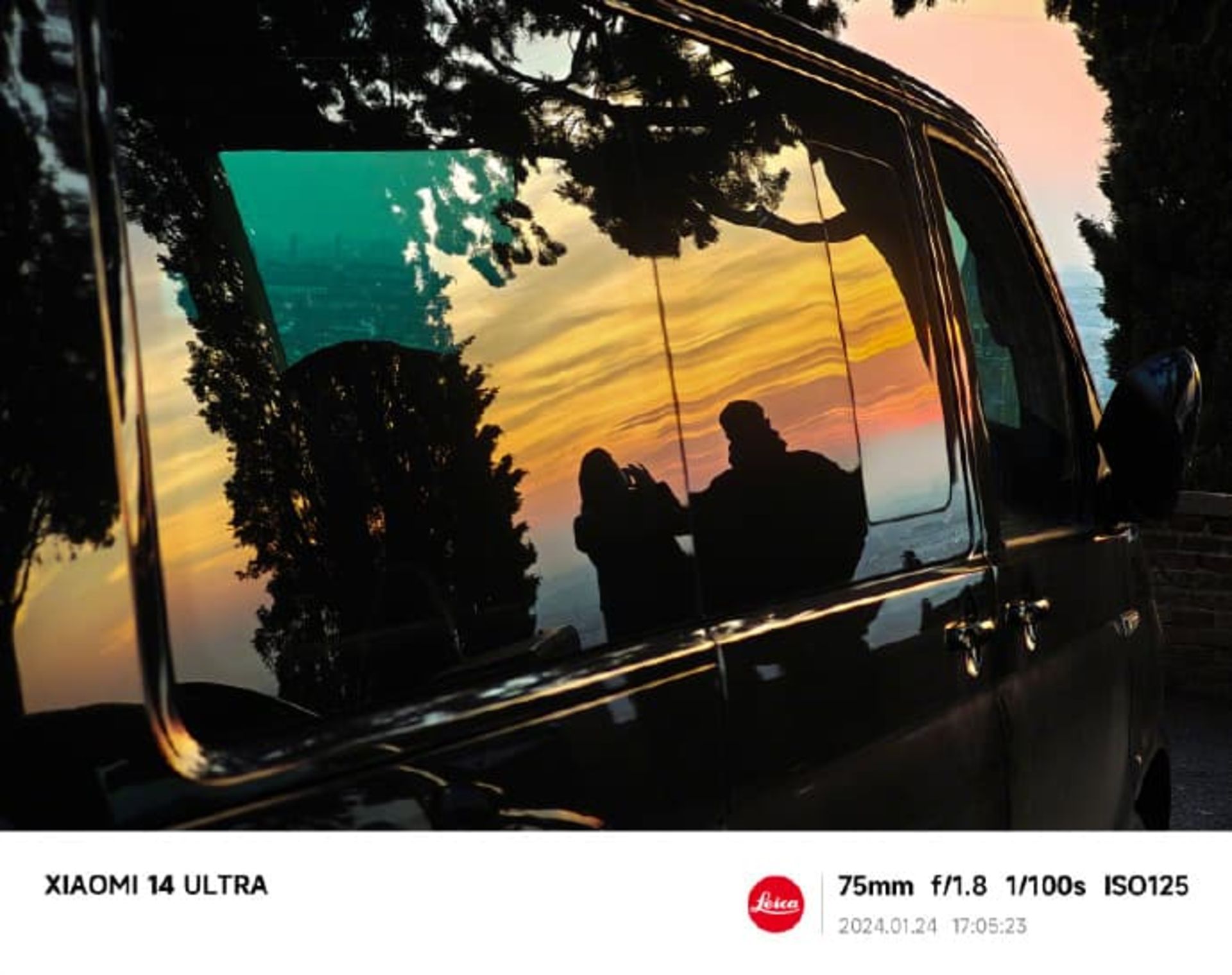 انعکاس تصویر دو شخص در شیشه اتومبیل