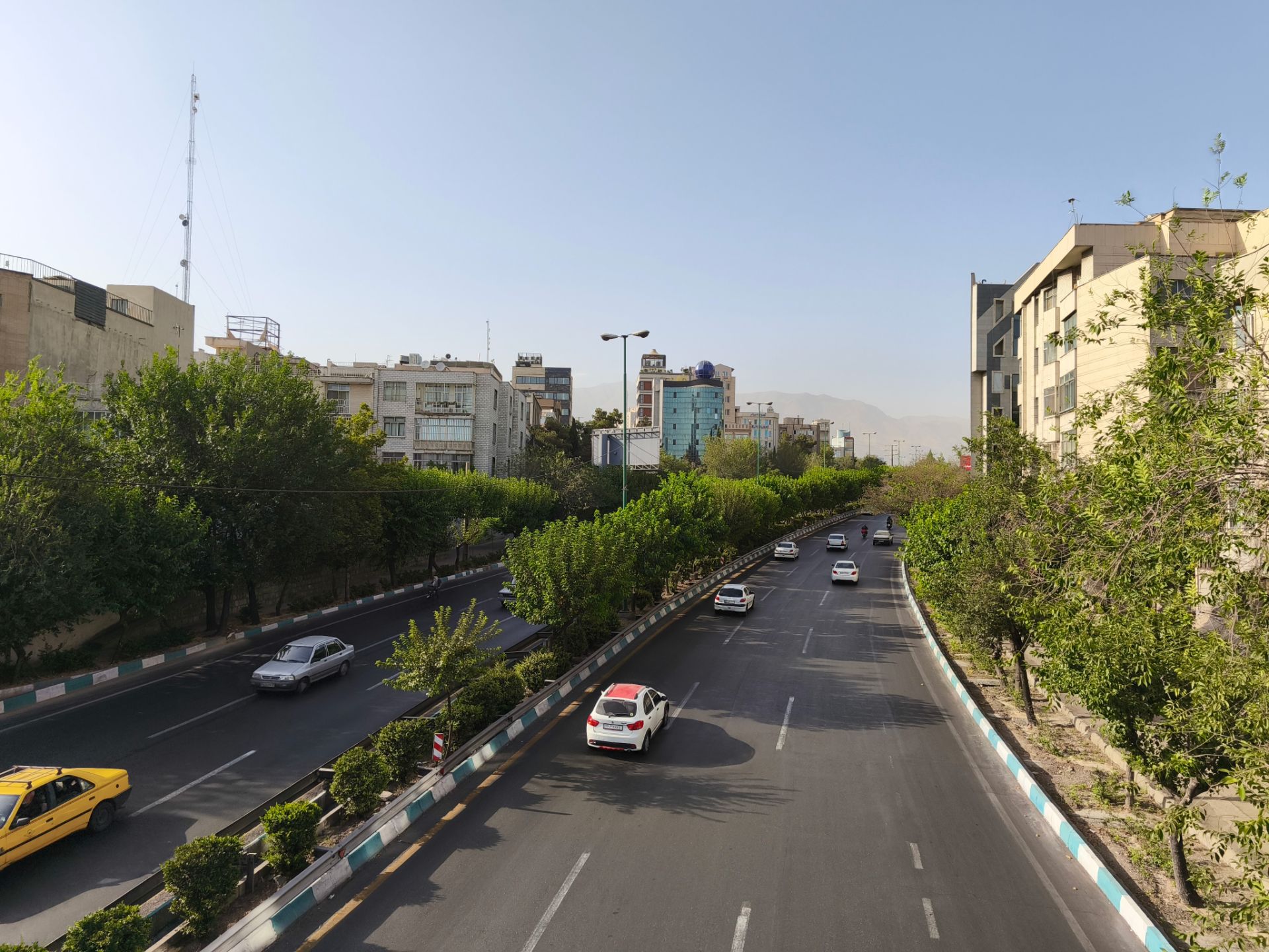 نمایی از بزرگراه پر رفت و آمد