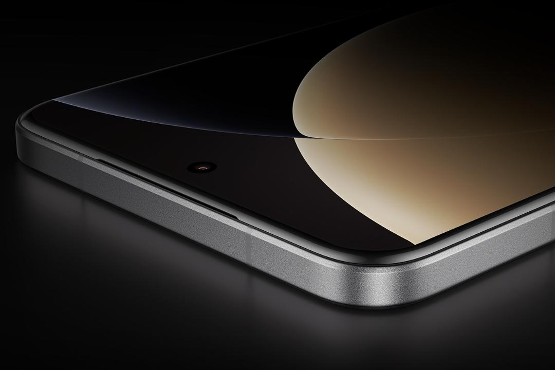 نمای جانبی گوشی موبایل شیائومی 15 اولترا مشکی و نقره ای / Xiaomi 15 Ultra