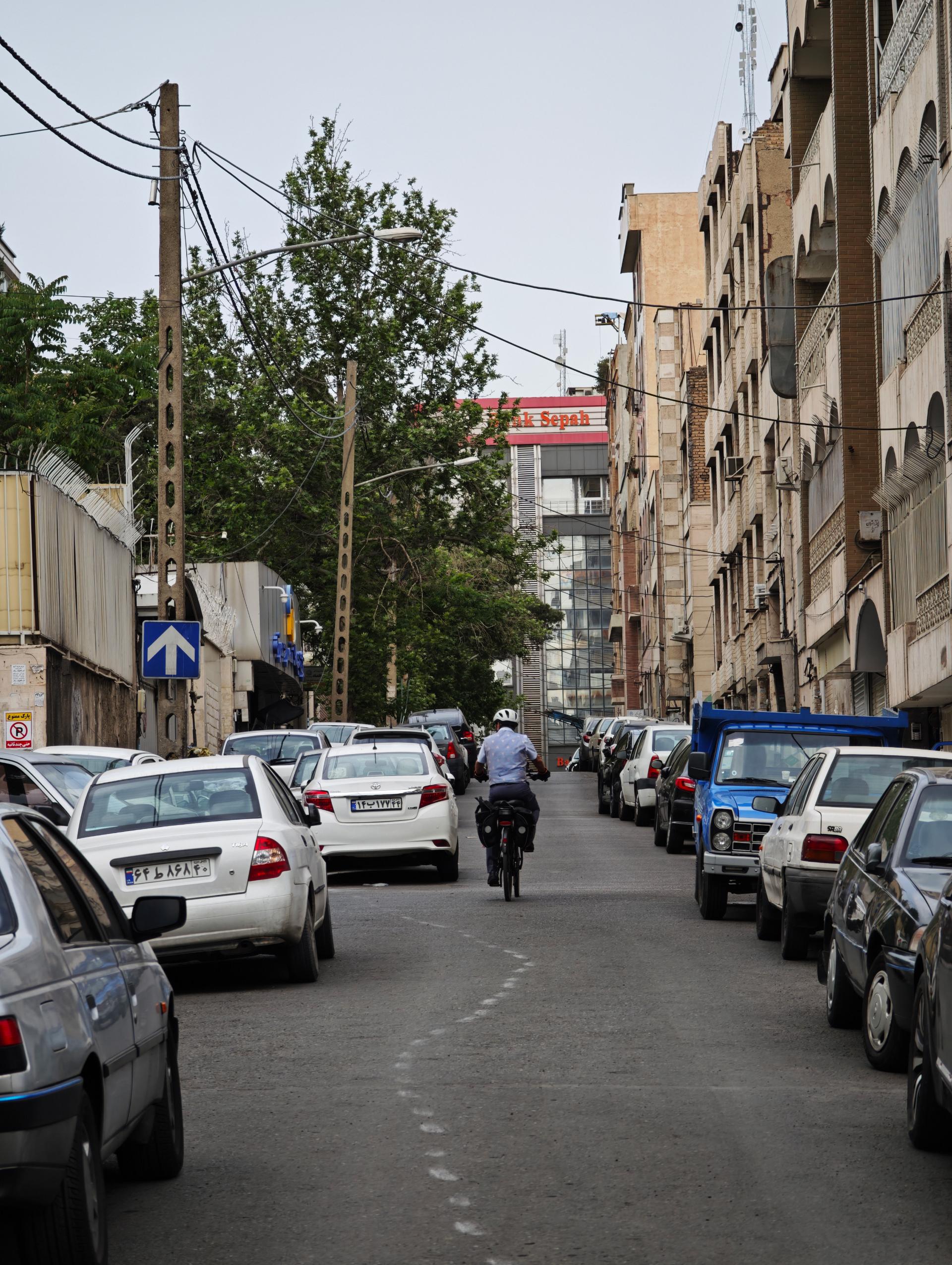 کوچه ای پر از خودرو
