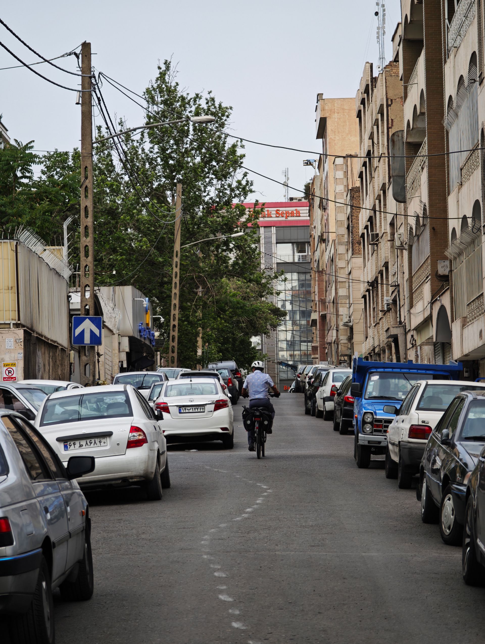 کوچه ای پر از خودرو