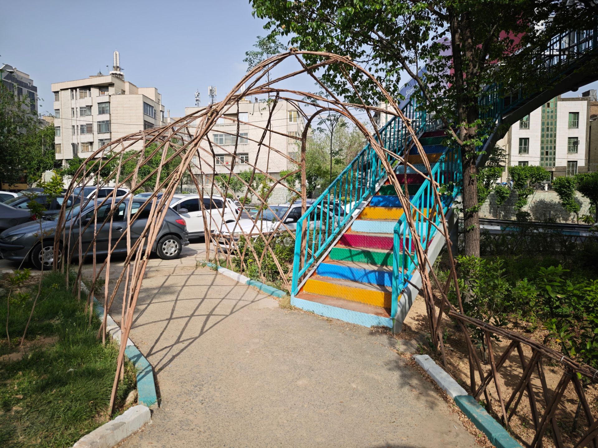 پیاده رو و پل هوایی