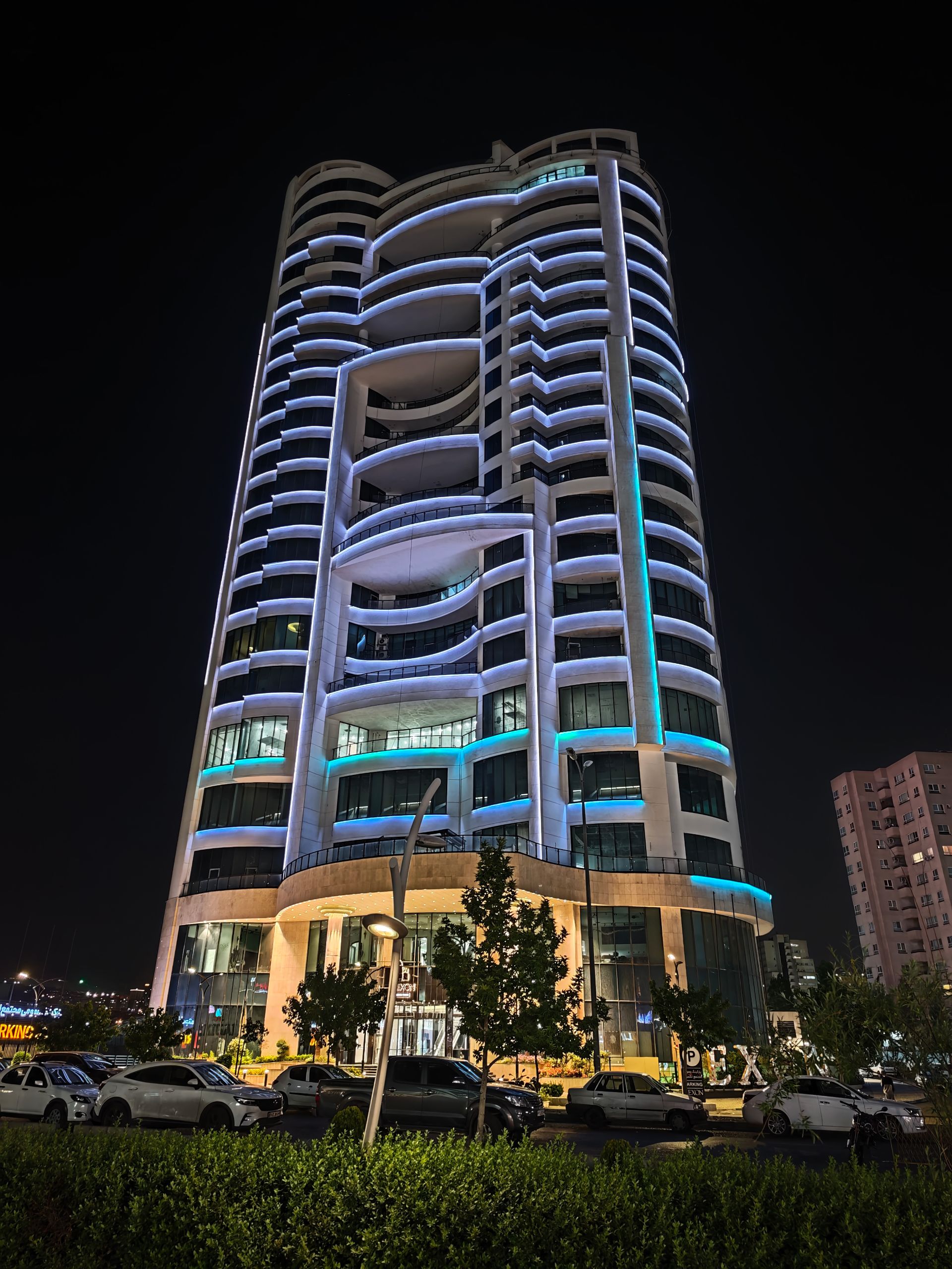 برج مسکونی در شب