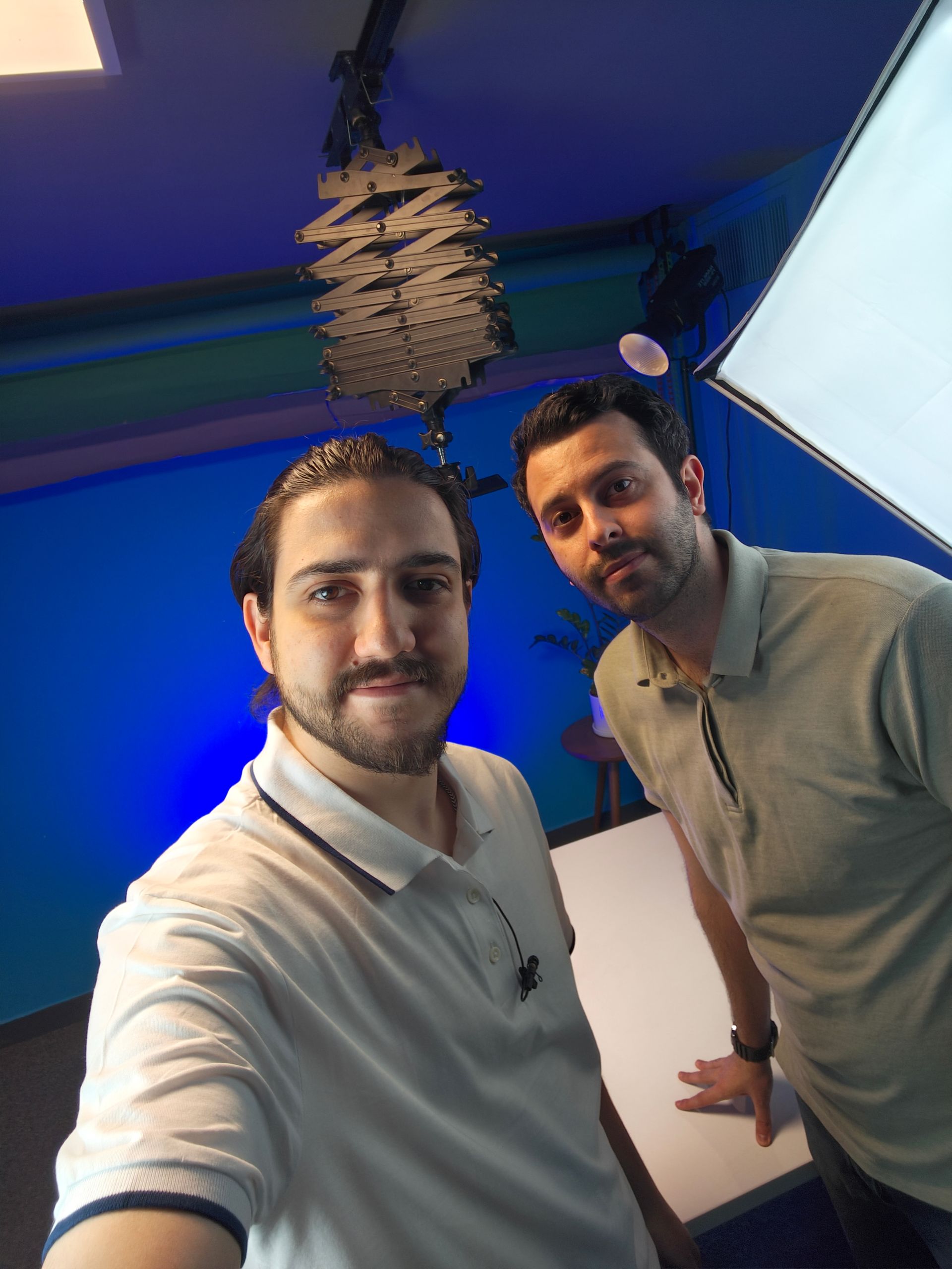 دو پسر در حال سلفی گرفتن