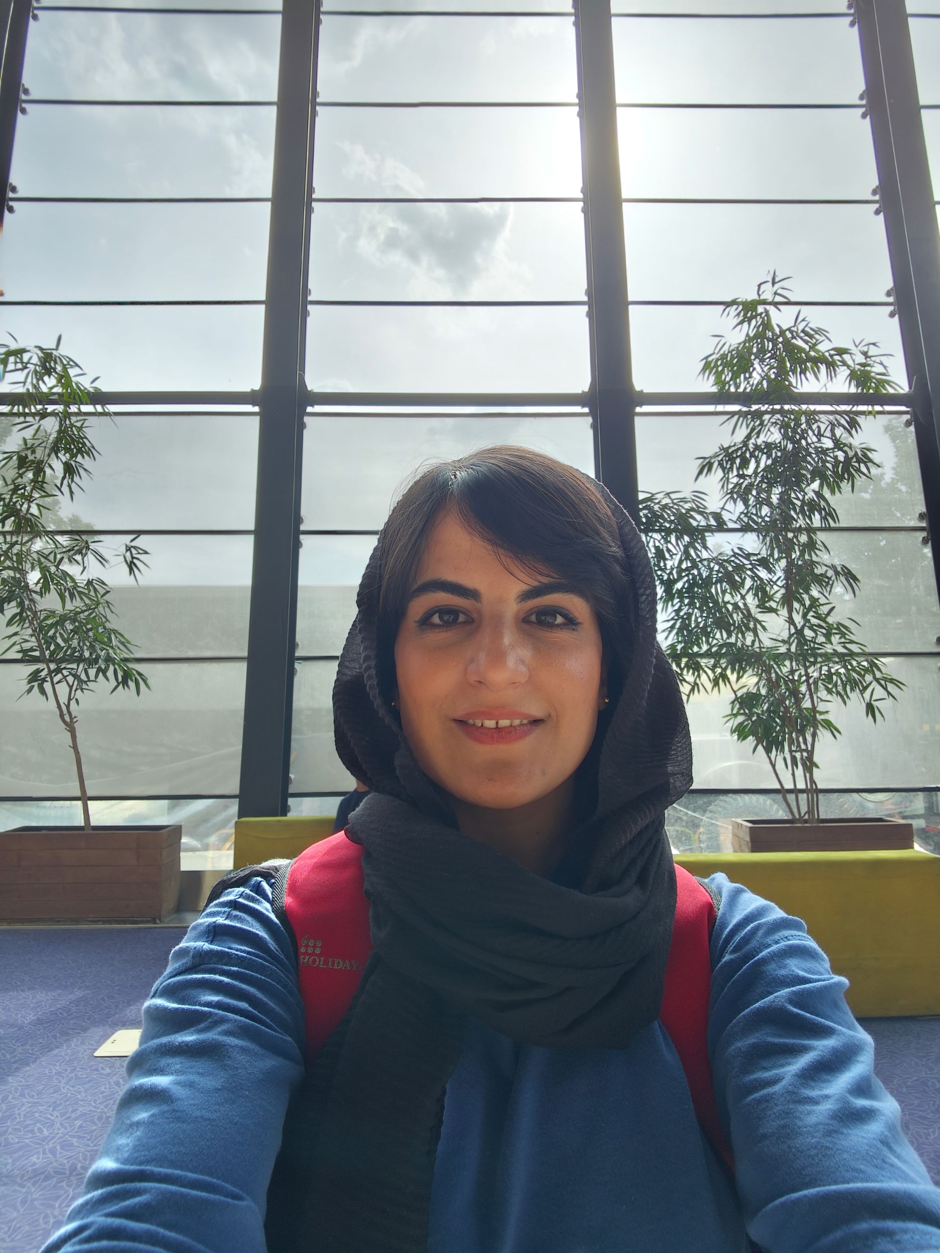 خانمی در حال سلفی گرفتن