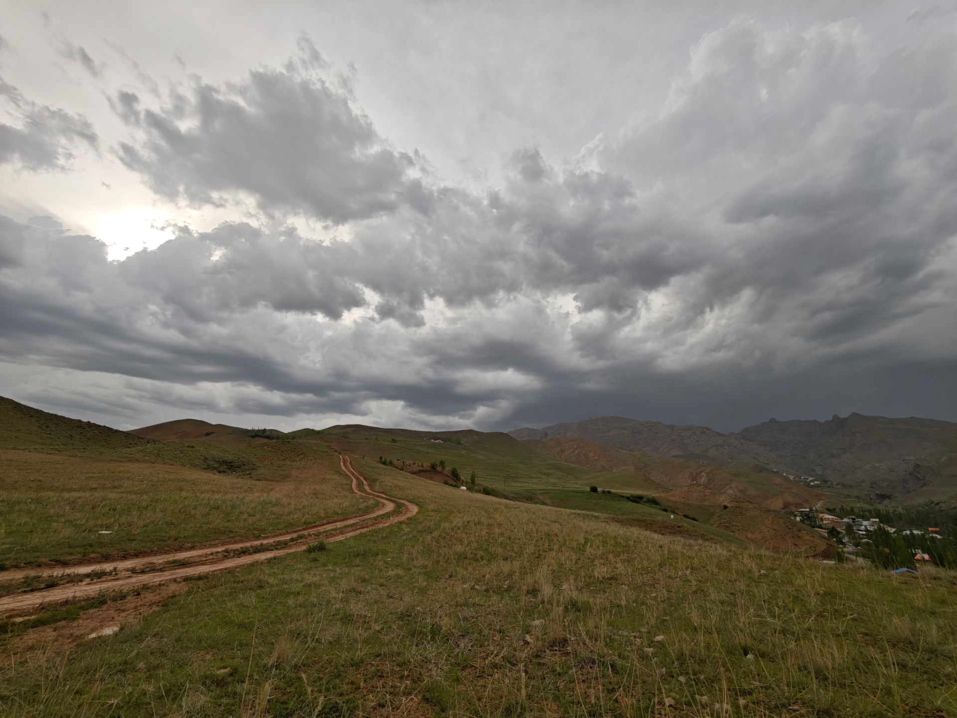 دشتی با آسمان ابری
