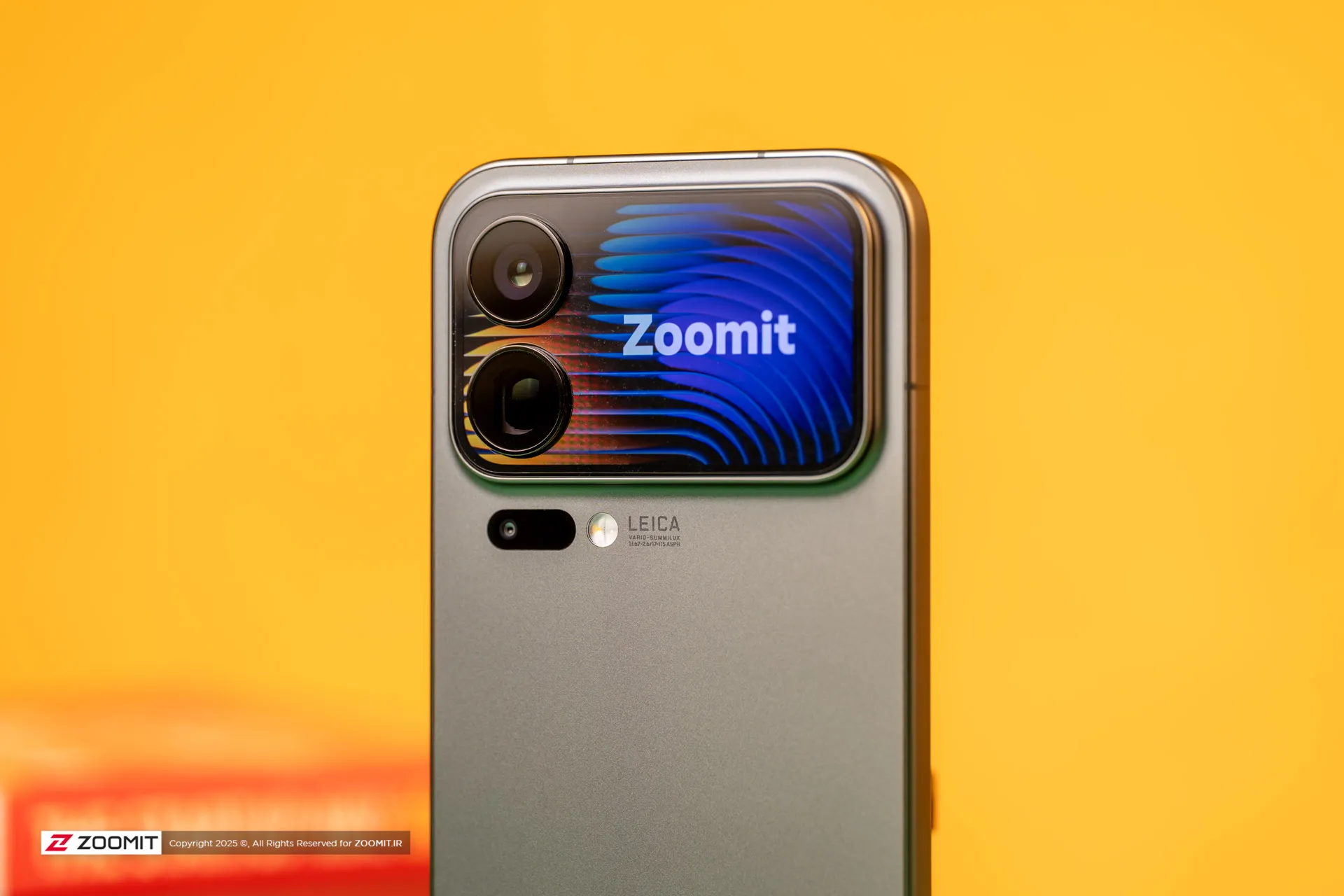 نمایشگر پشتی شیائومی ۱۷ پرو مکس از نمای نزدیک