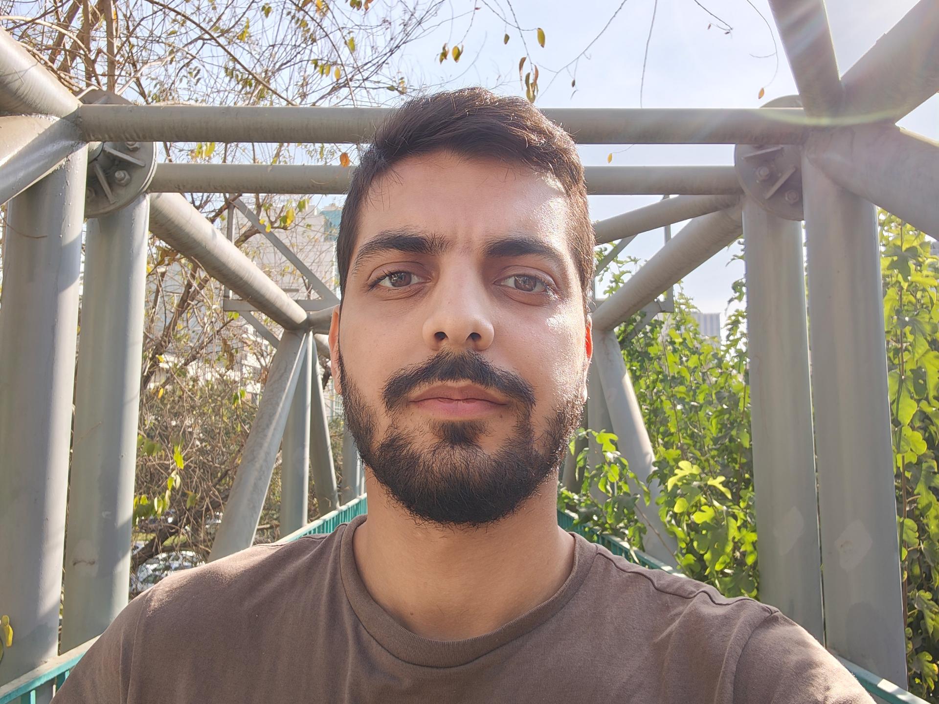 فردی با تیشرت قهوه ای