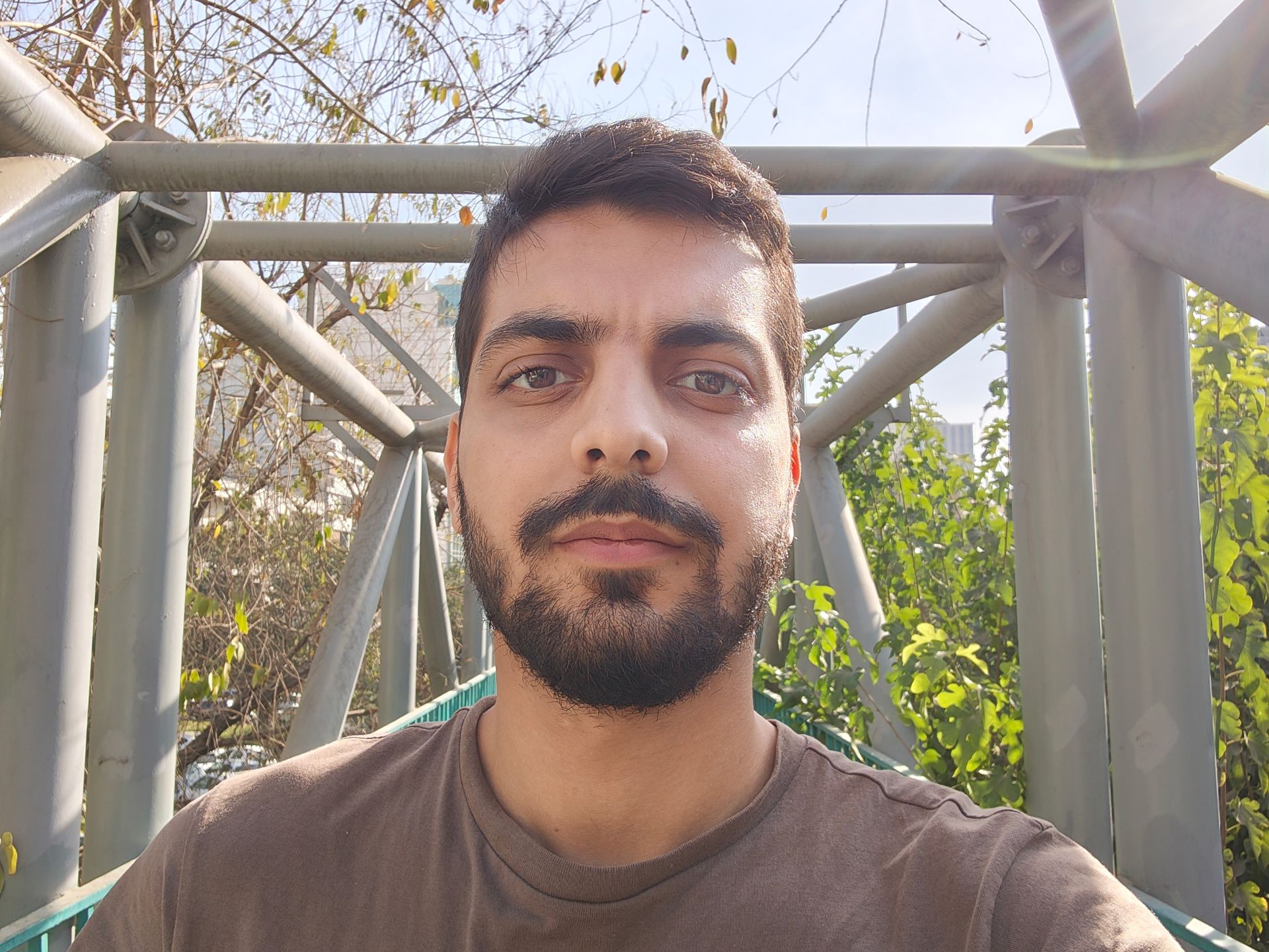 فردی با تیشرت قهوه ای