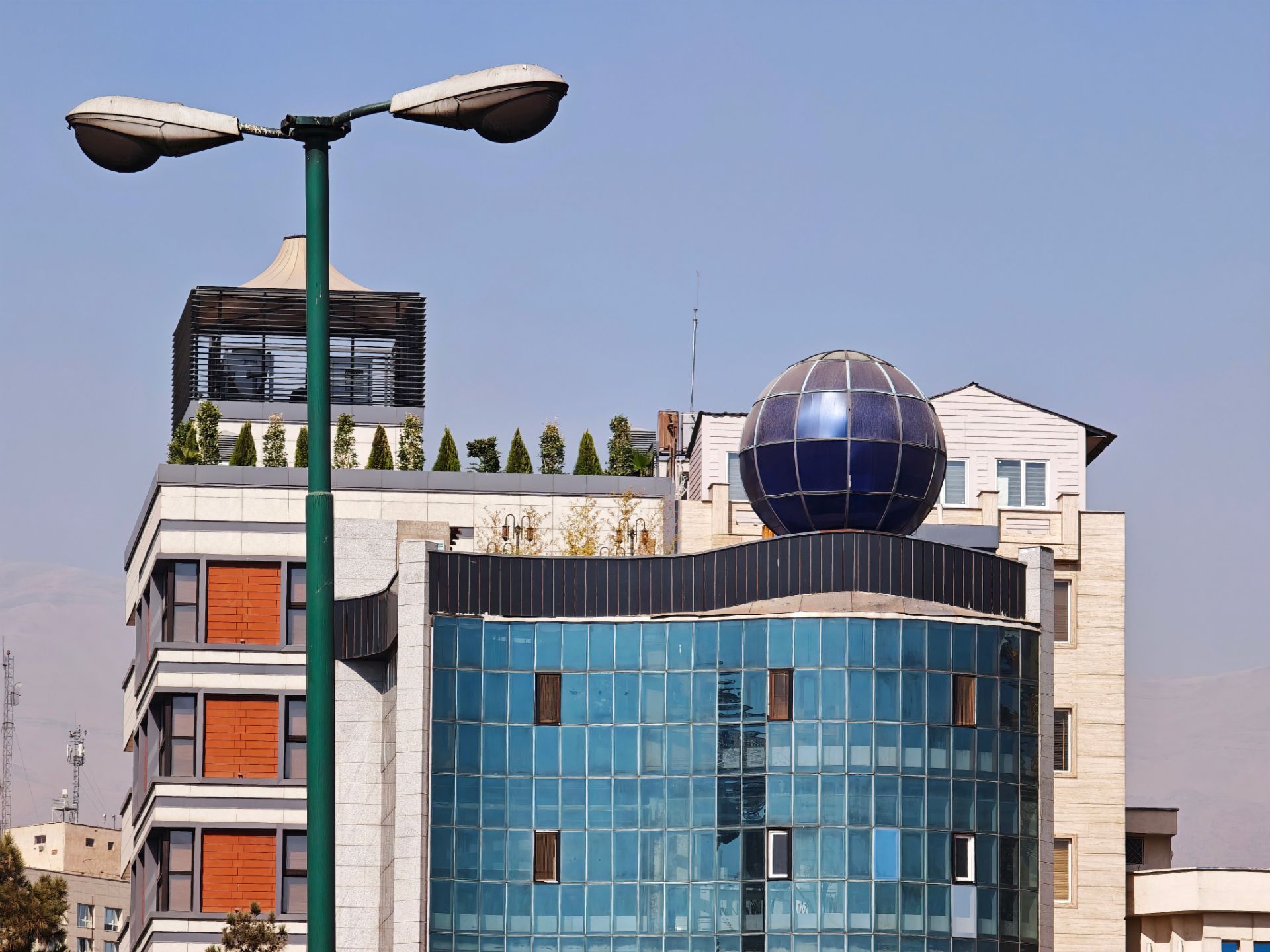 ساختمان شیشه ای