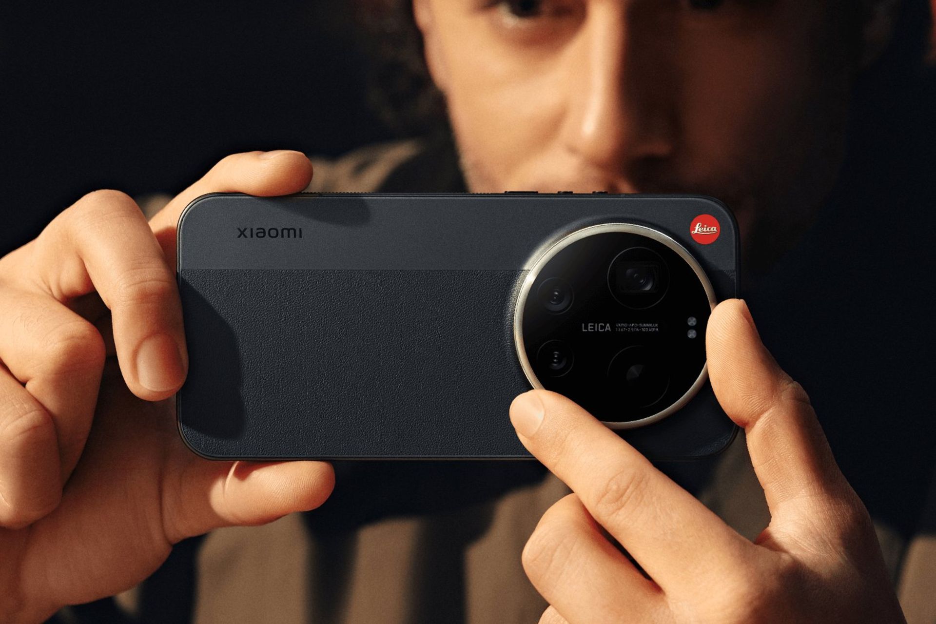 شیائومی ۱۷ اولترا لایکا در دست مرد جوان