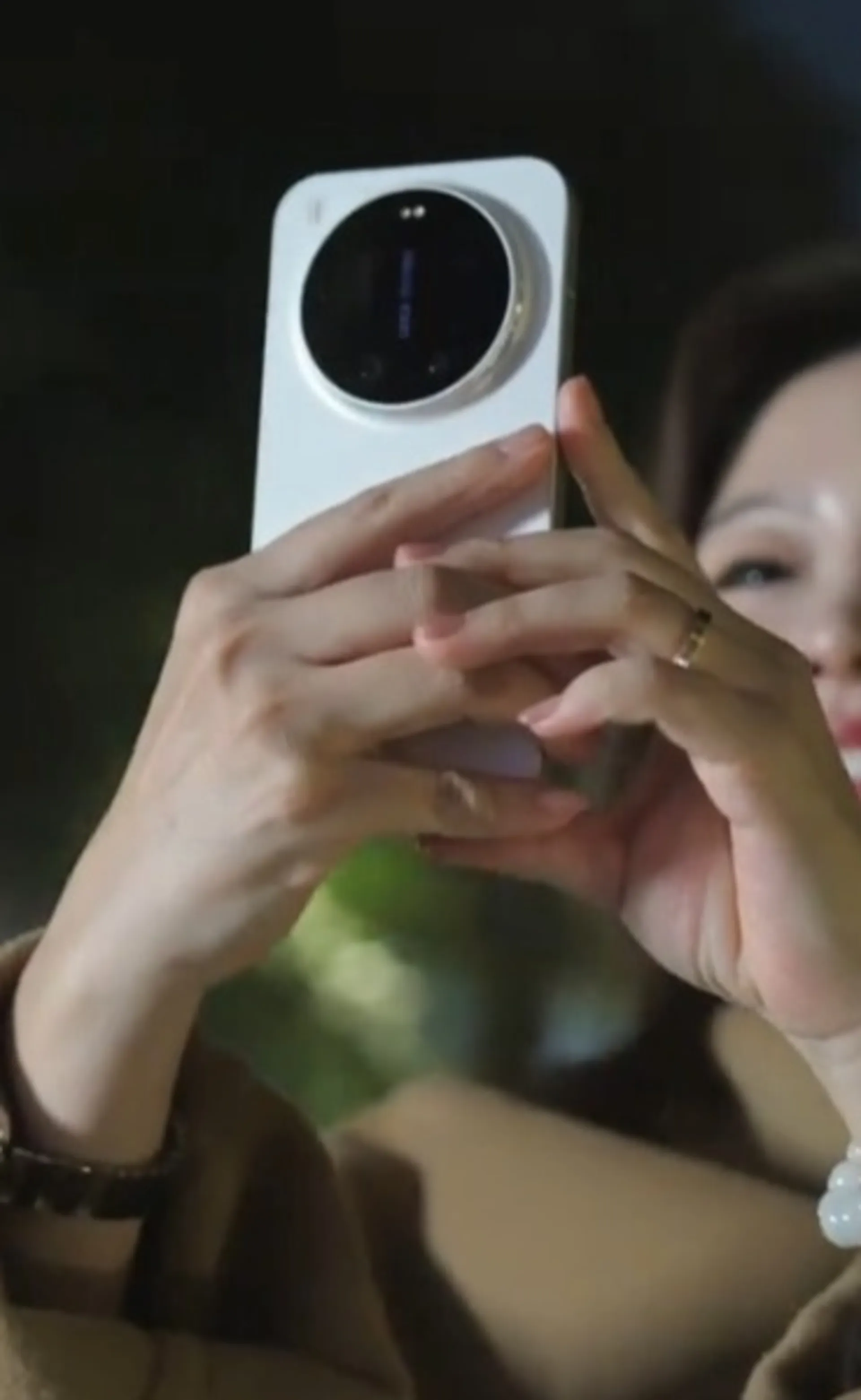 پنل پشتی گوشی شیائومی ۱۷ اولترا در حال عکاسی