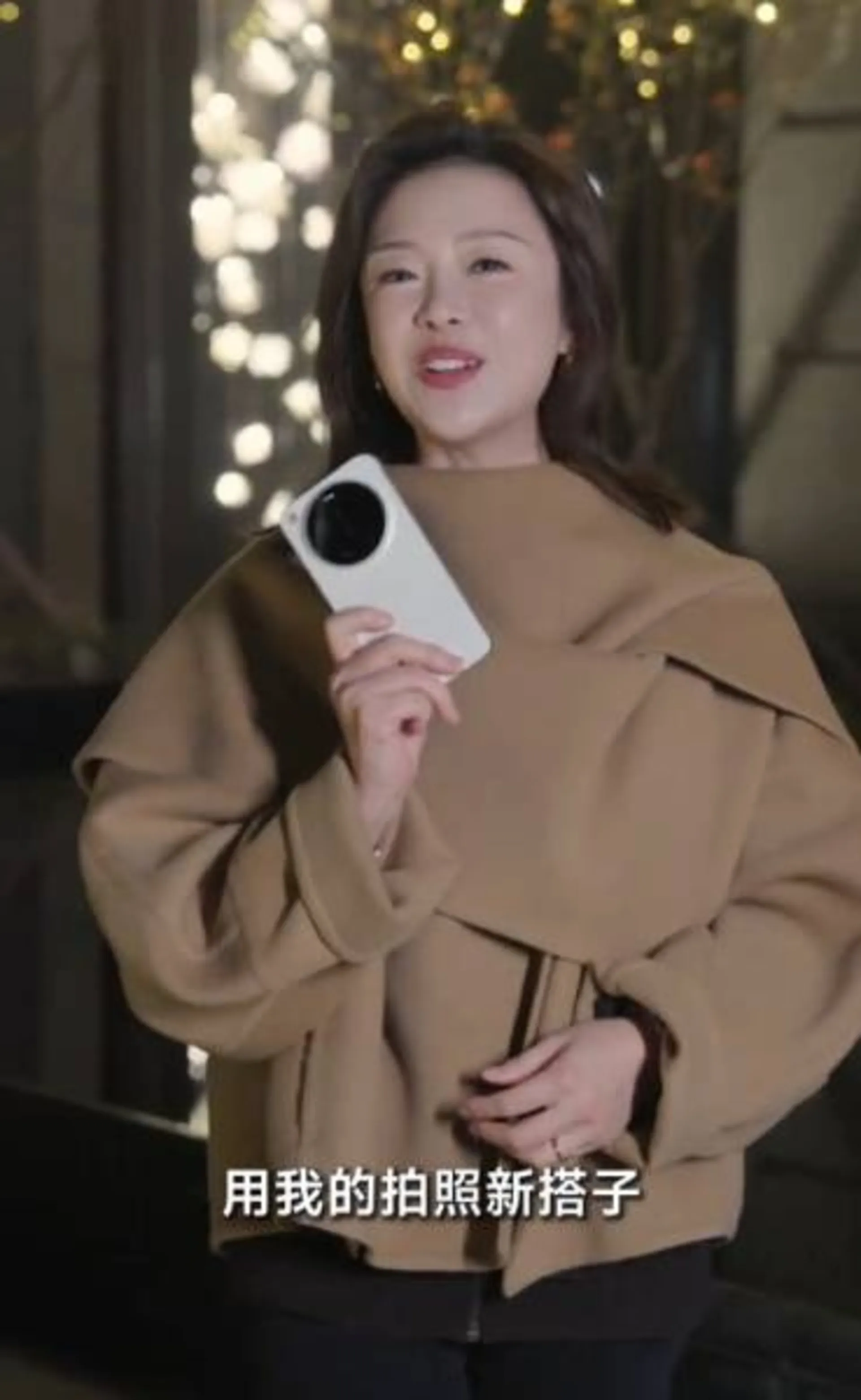 پنل پشتی گوشی شیائومی ۱۷ اولترا در دست یک زن جوان