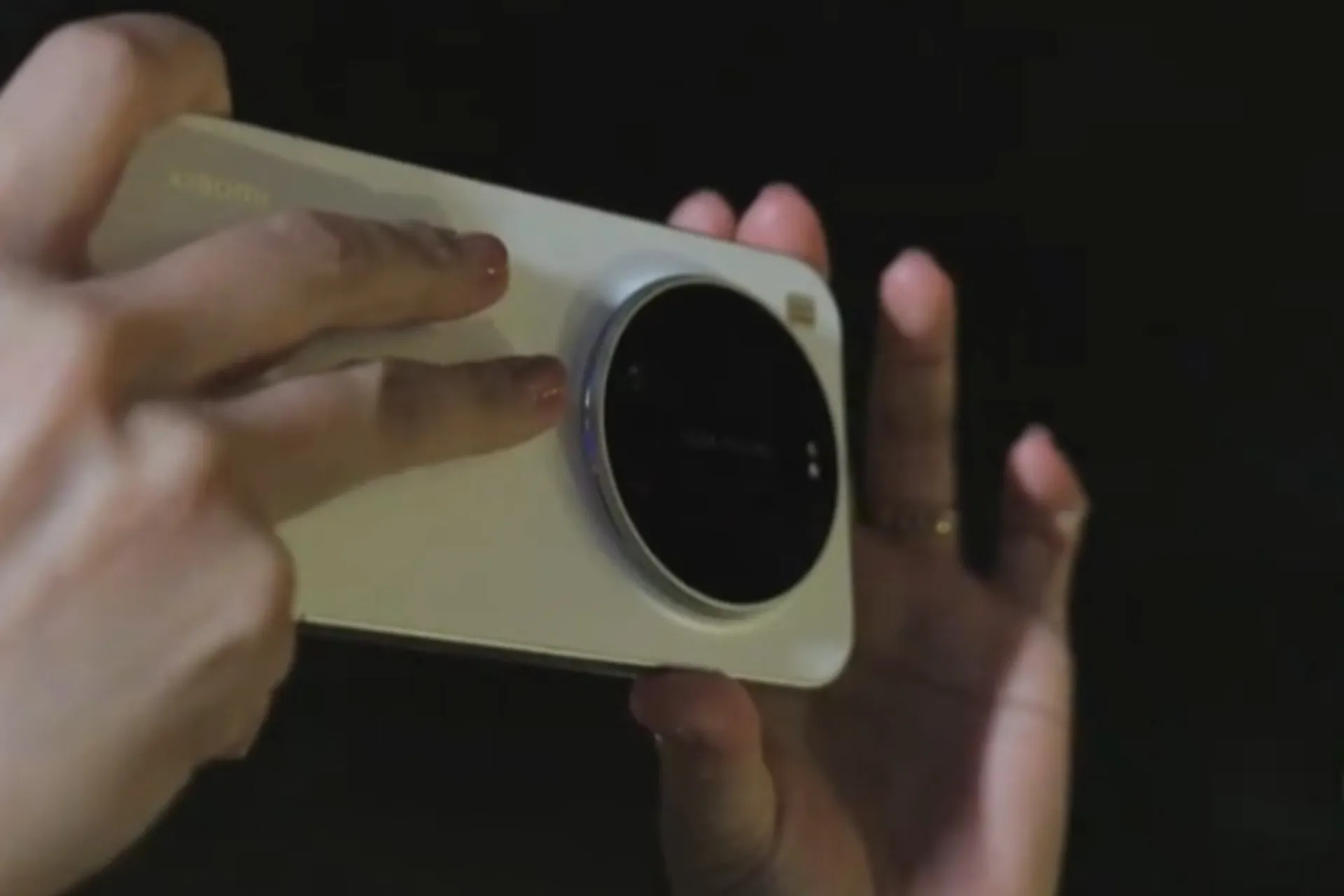 پنل پشتی گوشی شیائومی ۱۷ اولترا در دست