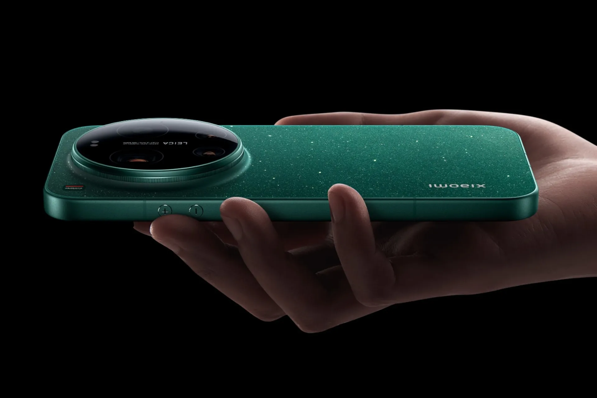 نمای جانبی گوشی موبایل شیائومی 17 اولترا سبز / Xiaomi 17 Ultra