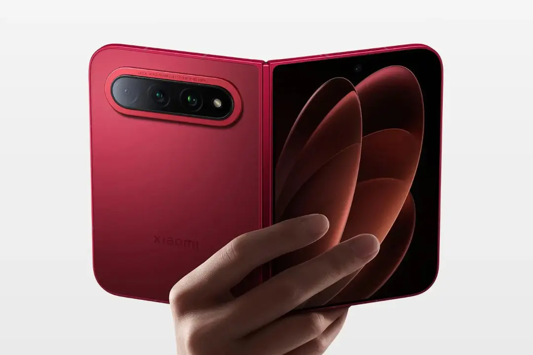 گوشی تاشو شیائومی ۱۸ فولد (Xiaomi 18 Fold) با بدنه رنگ گیلاسی