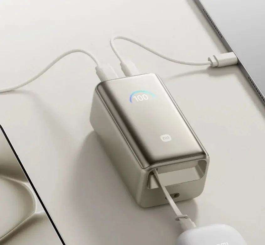 پاوربانک شیائومی (Xiaomi) با نمایشگر دیجیتال در حال شارژ کردن دستگاه‌ها
