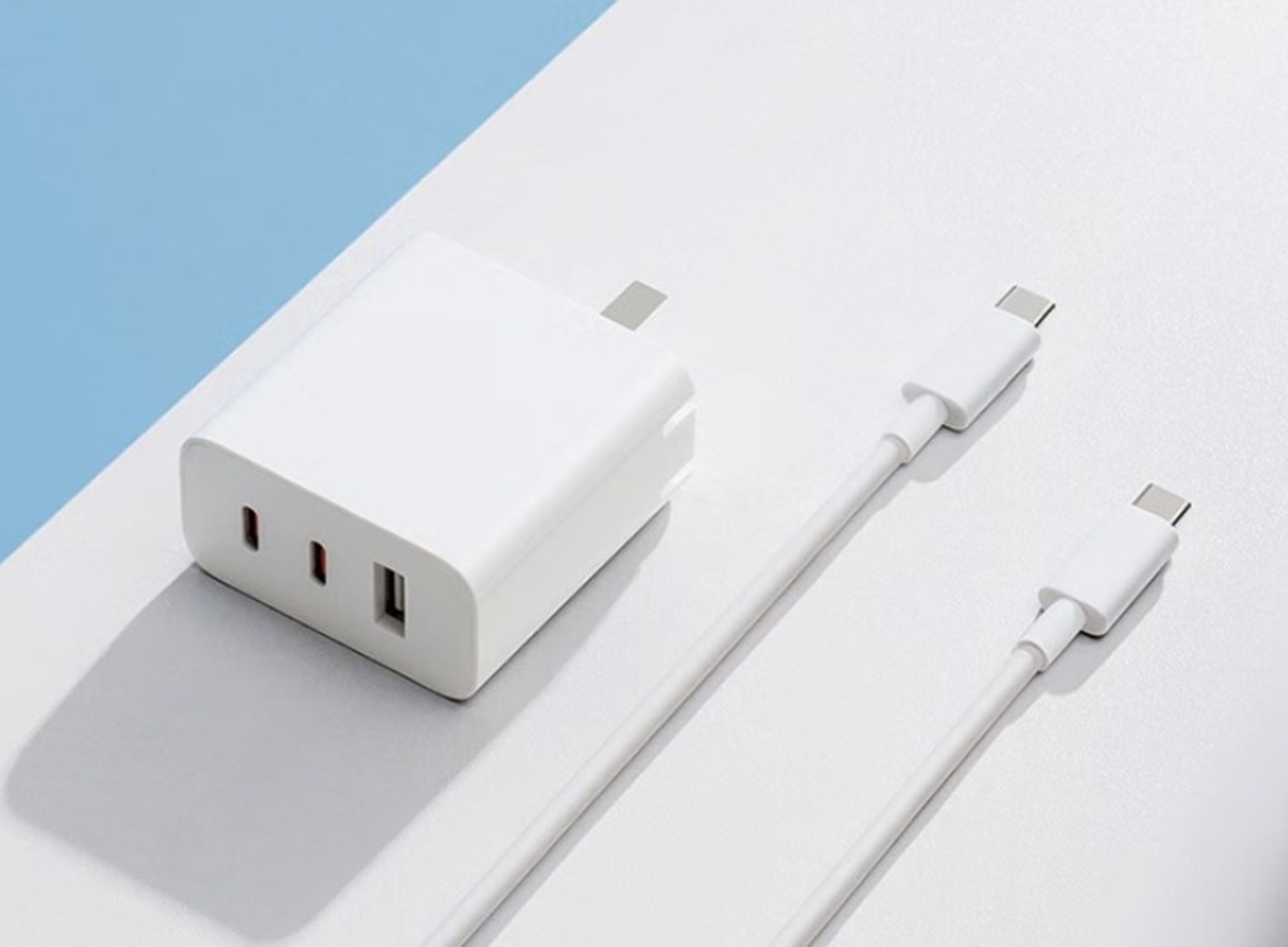 شارژر شیائومی ۶۷ واتی سفید کنار کابل