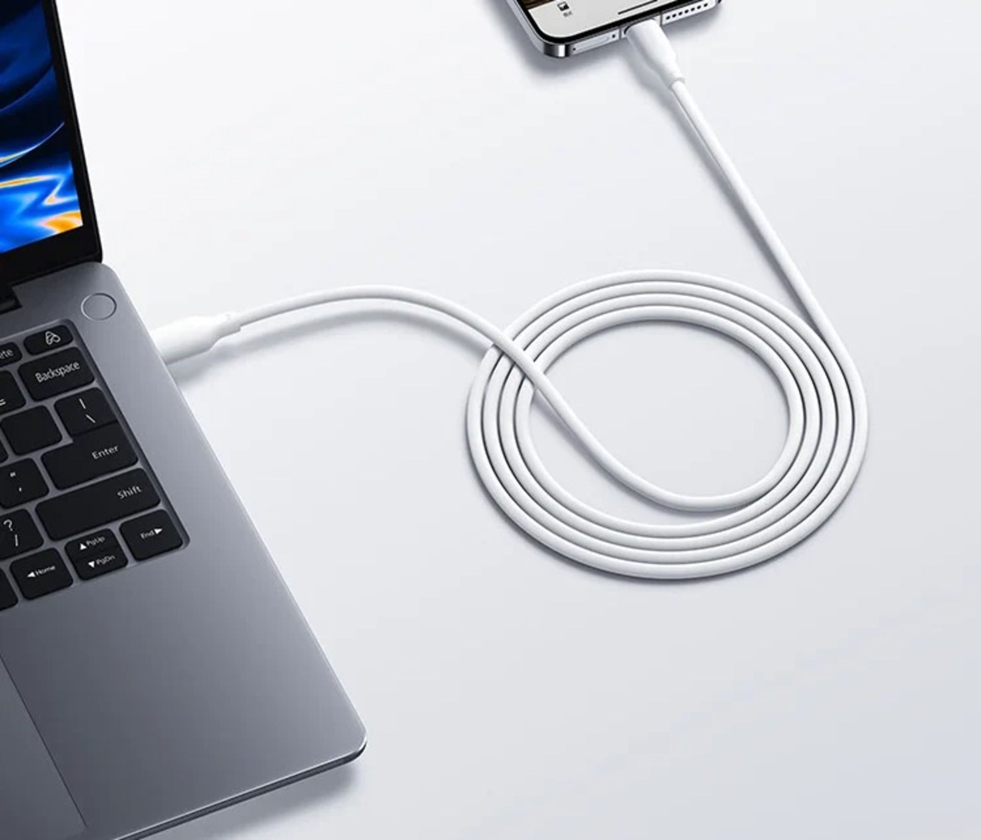 کابل شارژ Xiaomi 6A درحال شارژ کردن لپ‌تاپ