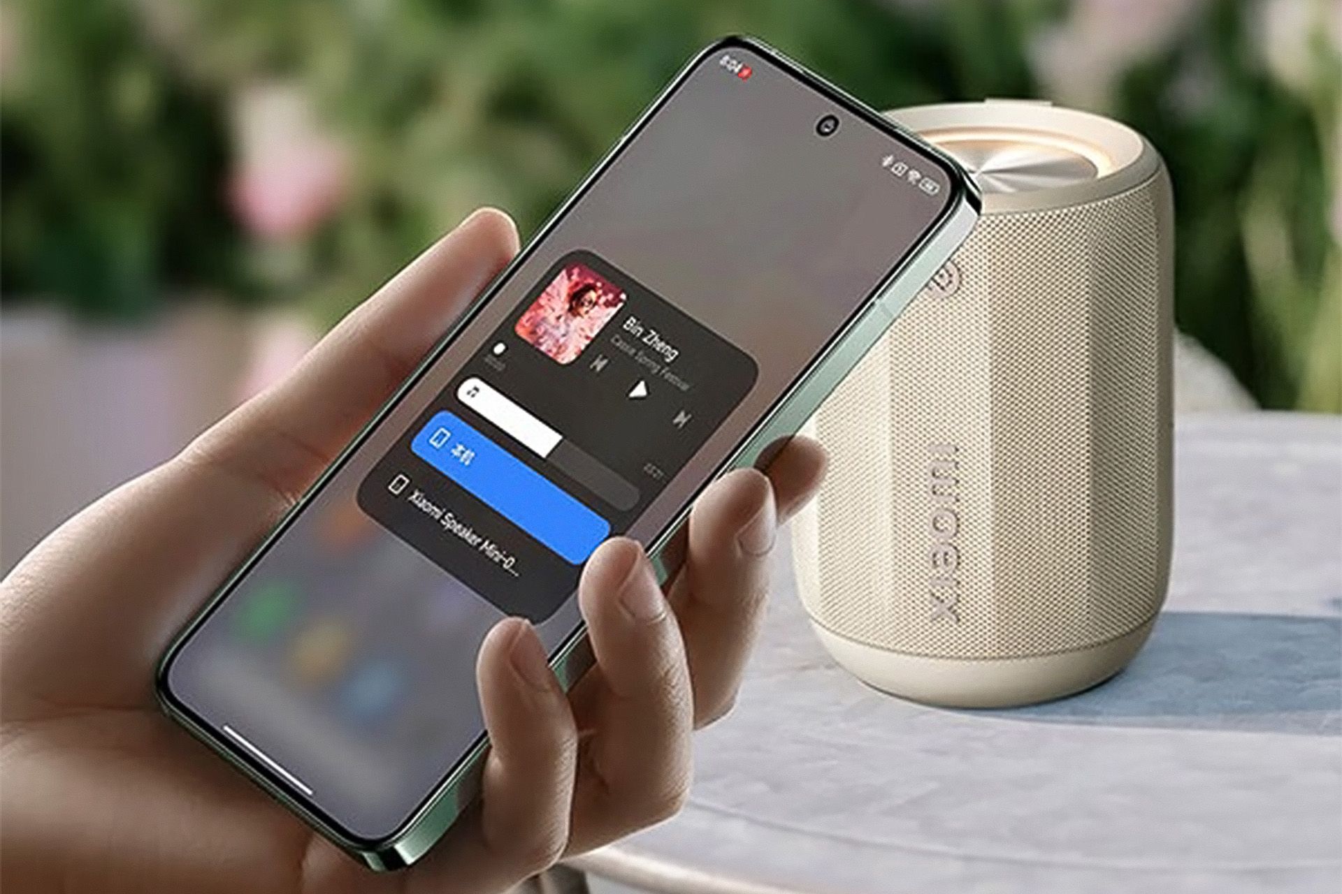 اسپیکر بلوتوثی شیائومی مدل Mini و گوشی شیائومی متصل به آن