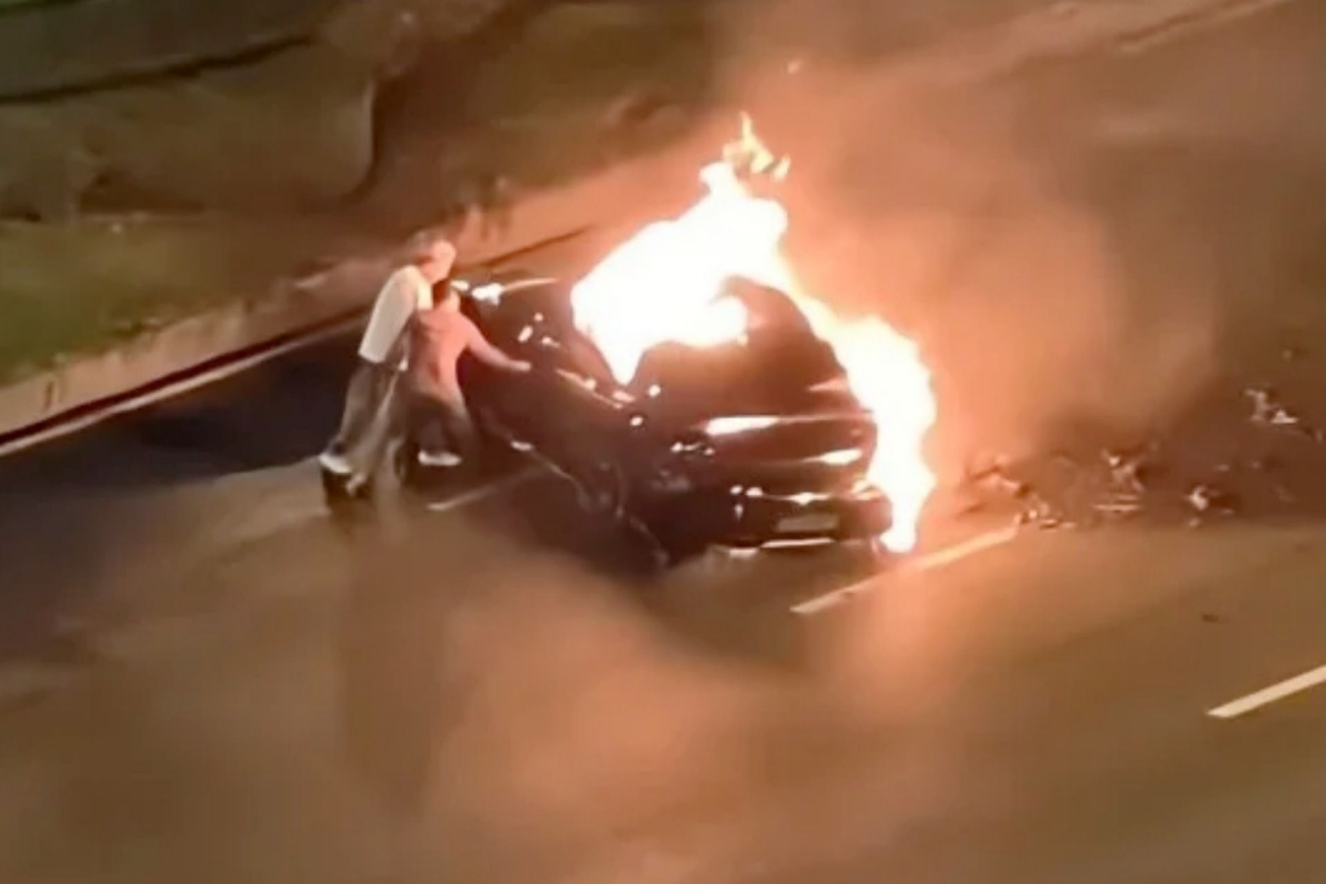 صحنه‌ی تصادف و آتش‌سوزی خودروی شیائومی