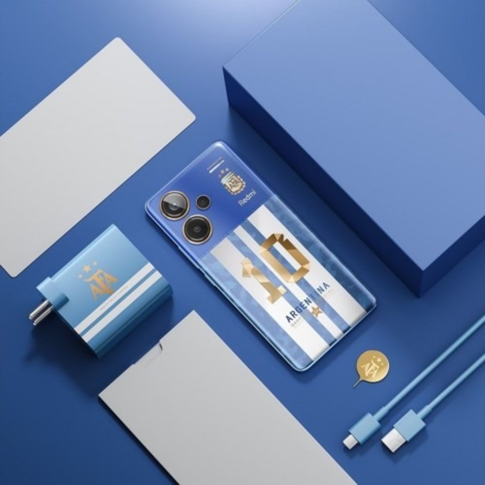 پنل پشتی و محتویات جعبه‌ی گوشی شیائومی ردمی نوت ۱۳ پرو پلاس World Champion Edition