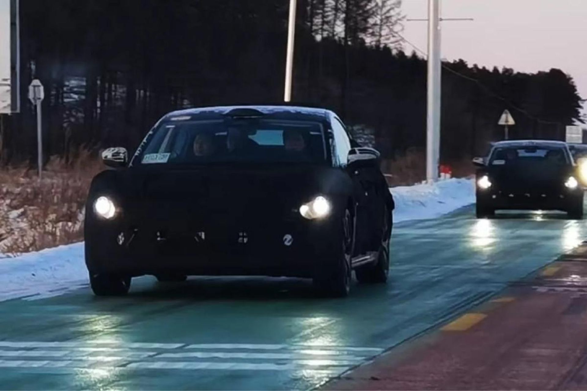 لی جون در حال آزمایش خودرو الکتریکی شیائومی