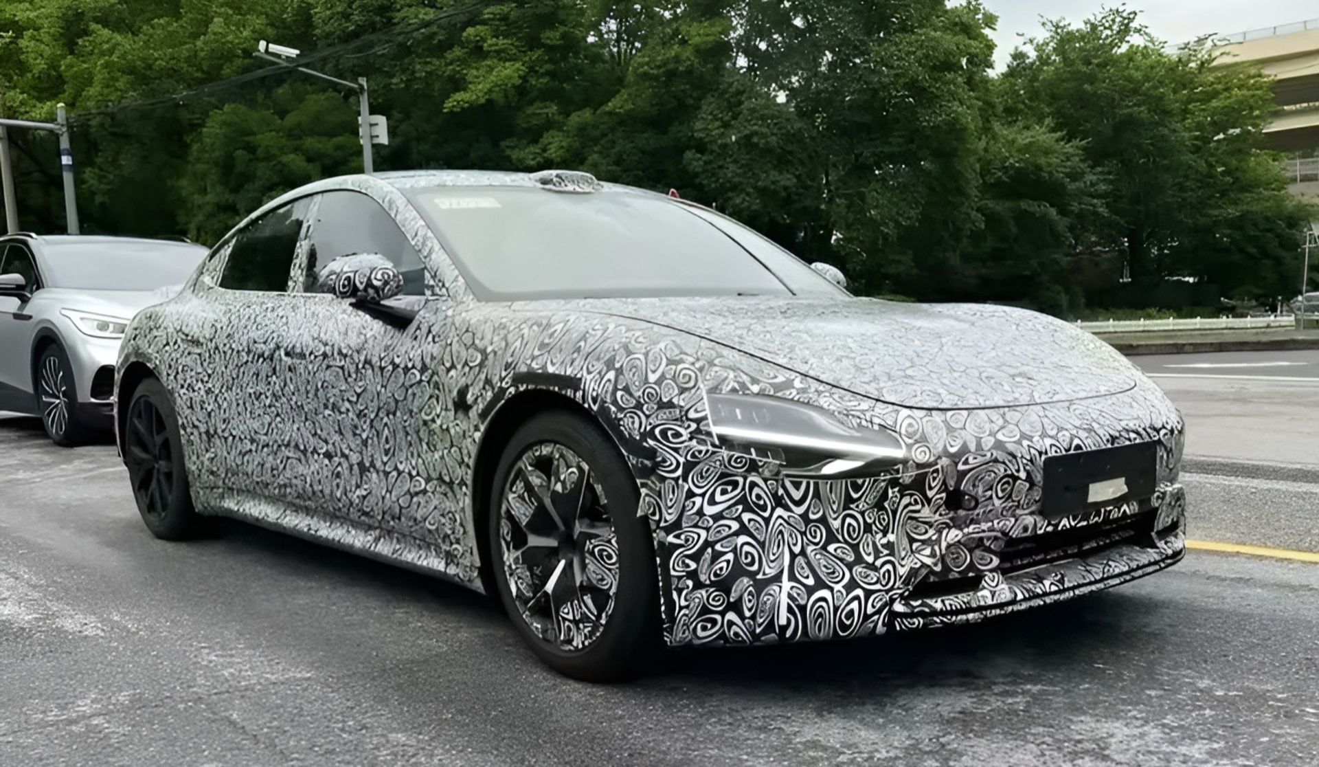 نمای سه‌چهارم جلو خودرو شیائومی SU7 استتارشده