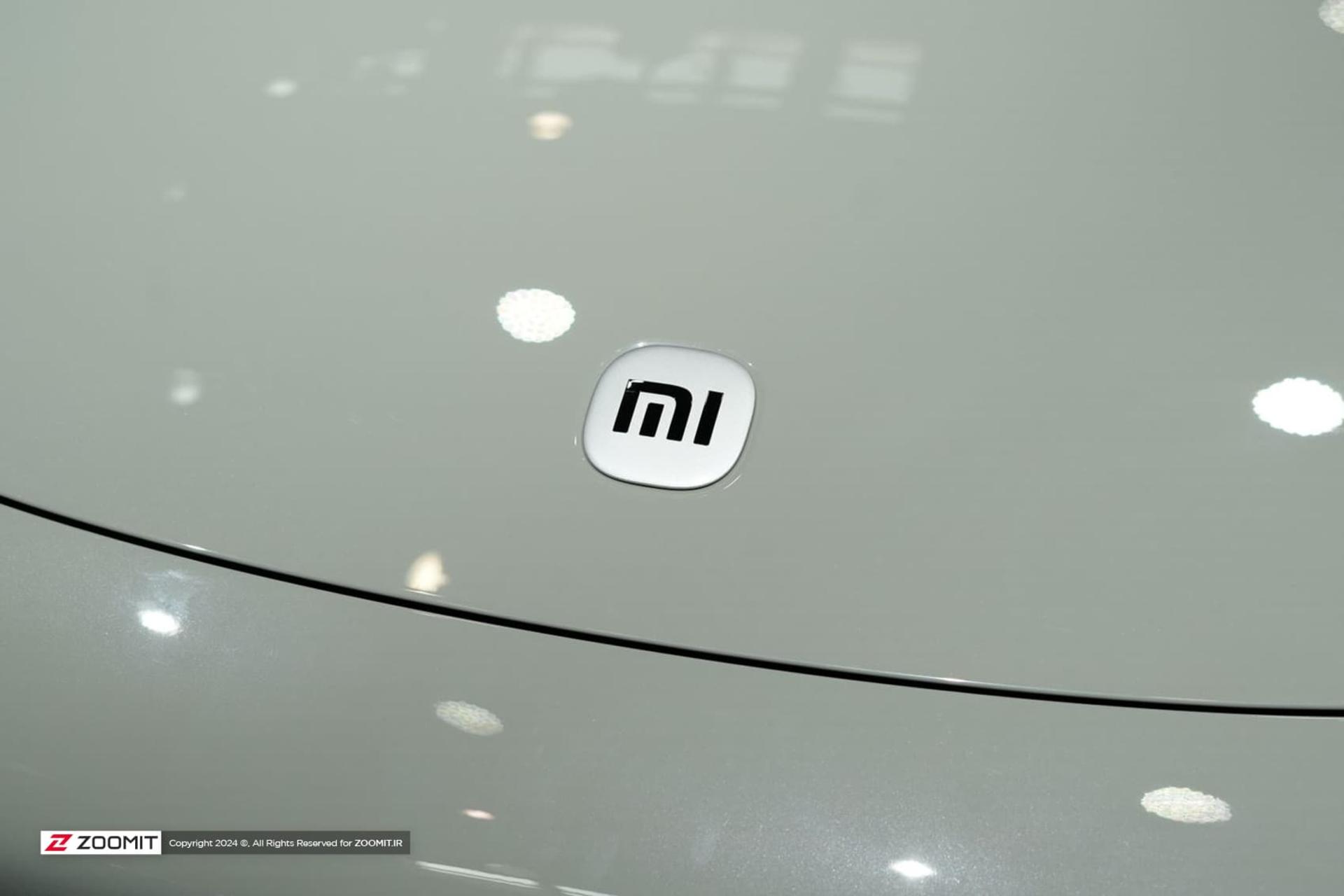 لوگو شیائومی / Xiaomi روی بدنه خودرو SU7 Max