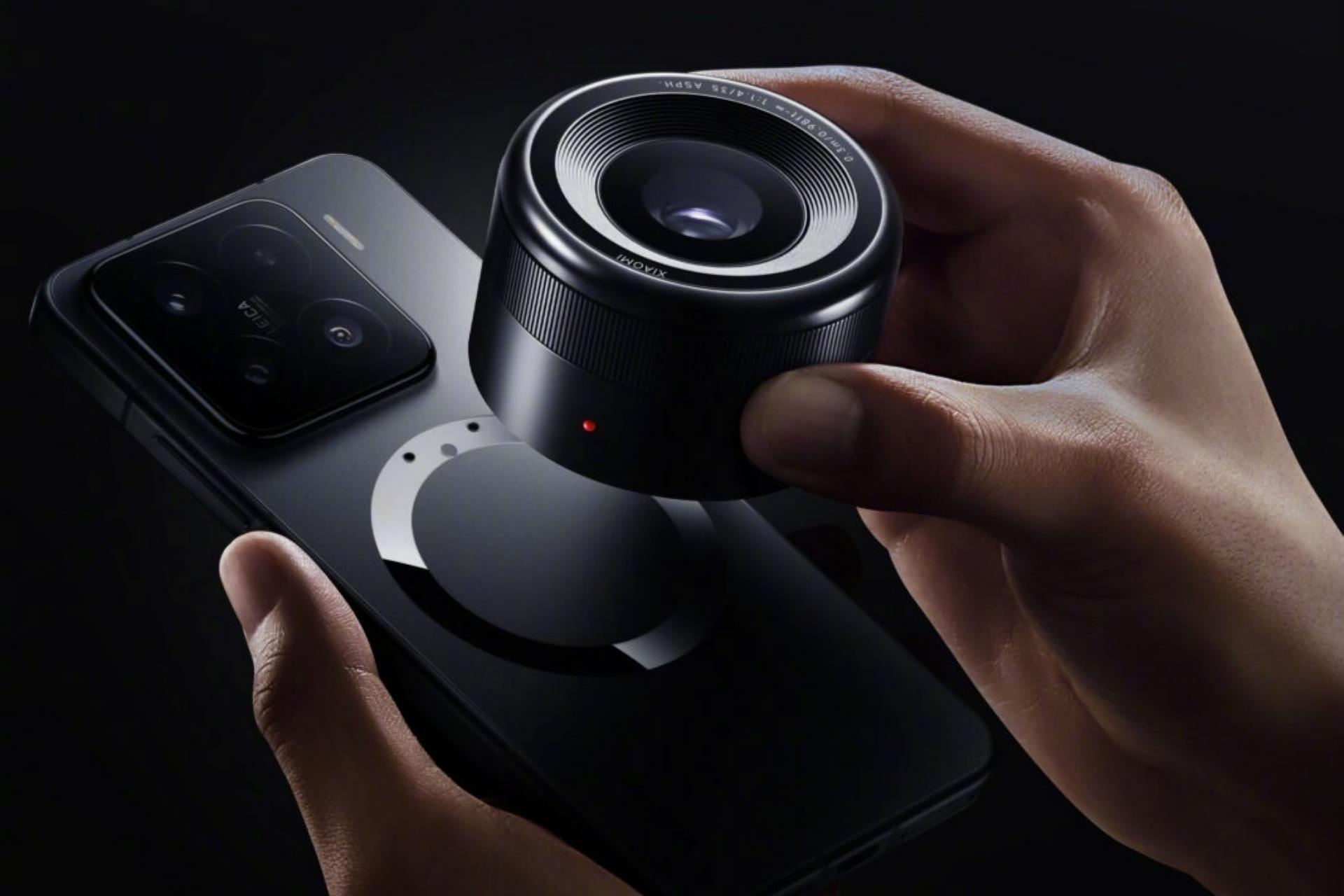 لنز مغناطیسی شیائومی درحال نصب روی شیائومی ۱۵