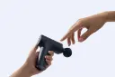 ماساژور شیائومی Xiaomi Massage Gun Mini 2 در دست