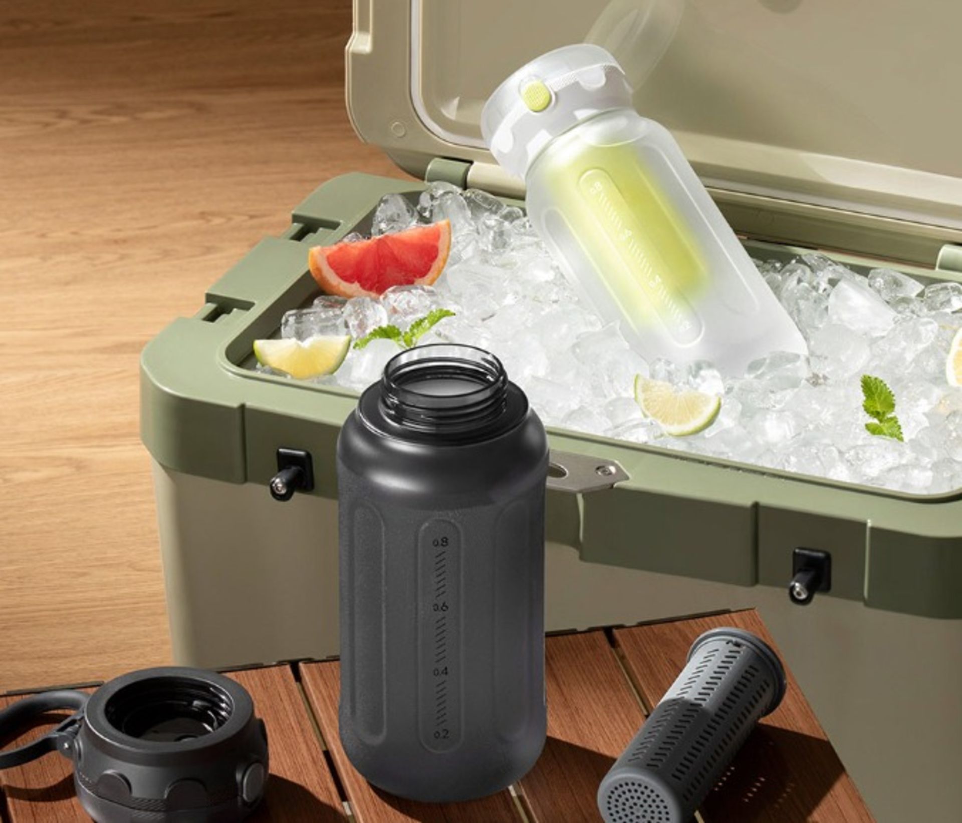 قمقمه‌ی شیائومی Mi Sports Cup داخل سطل یخ